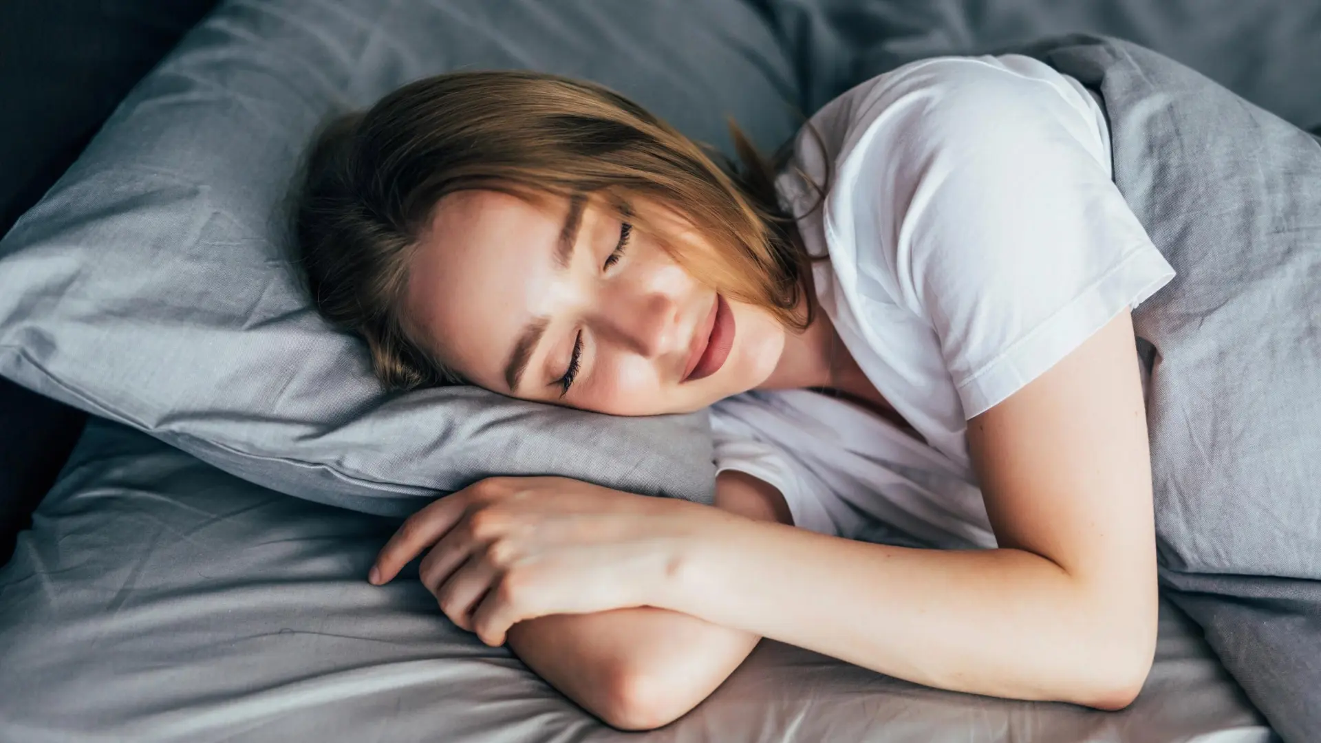 Soñar con alguien no siempre significa lo que crees: así lo explica la psicología