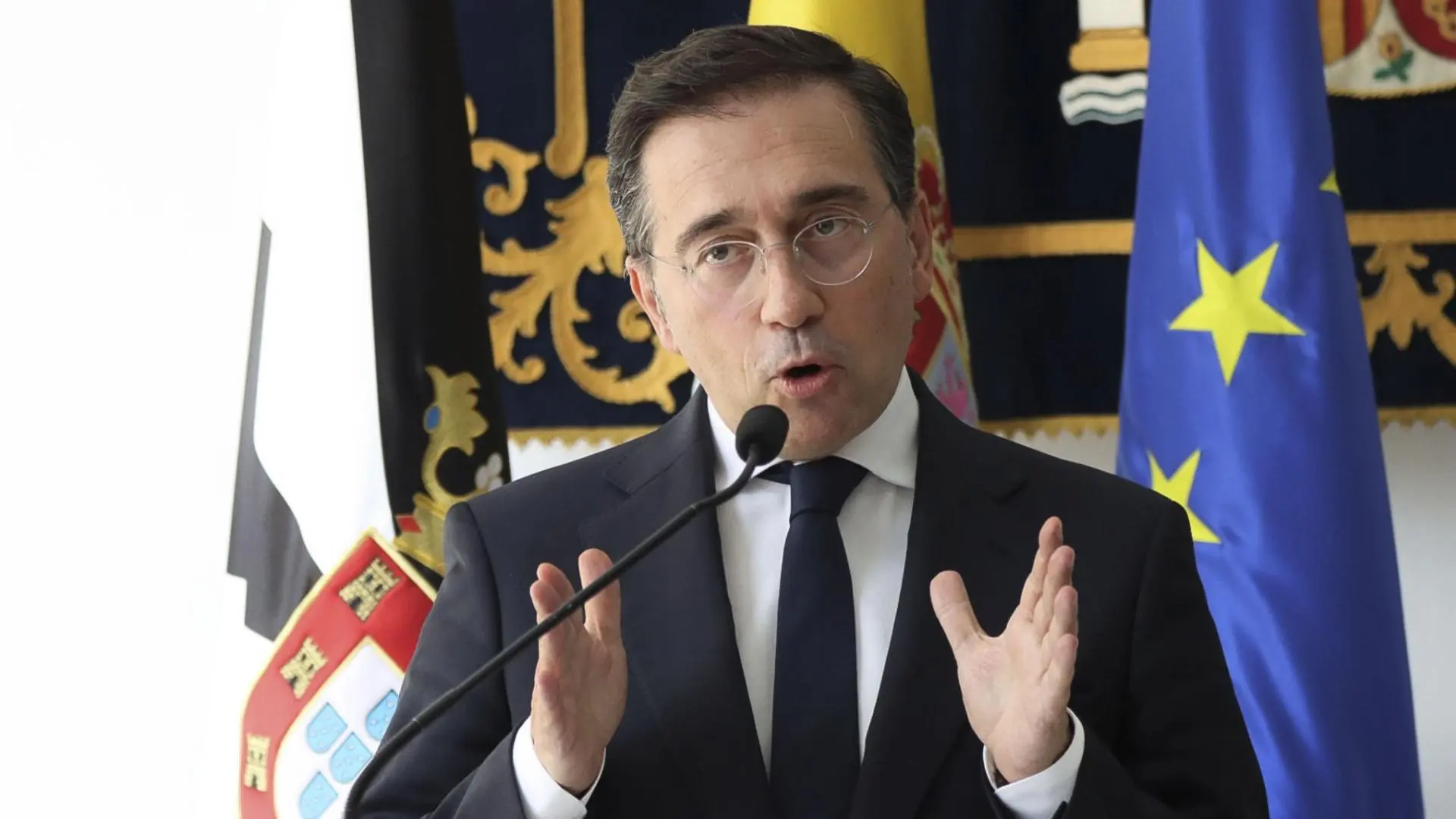 Albares insiste en culpar a los bulos de la entrada en Ceuta y promete devolver  hasta la última persona  a Marruecos