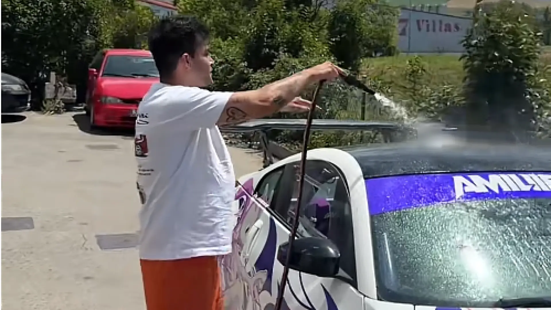 Álex Amilibia, mecánico y experto en motor: "No se te ocurra limpiar tu coche bajo el sol este verano"