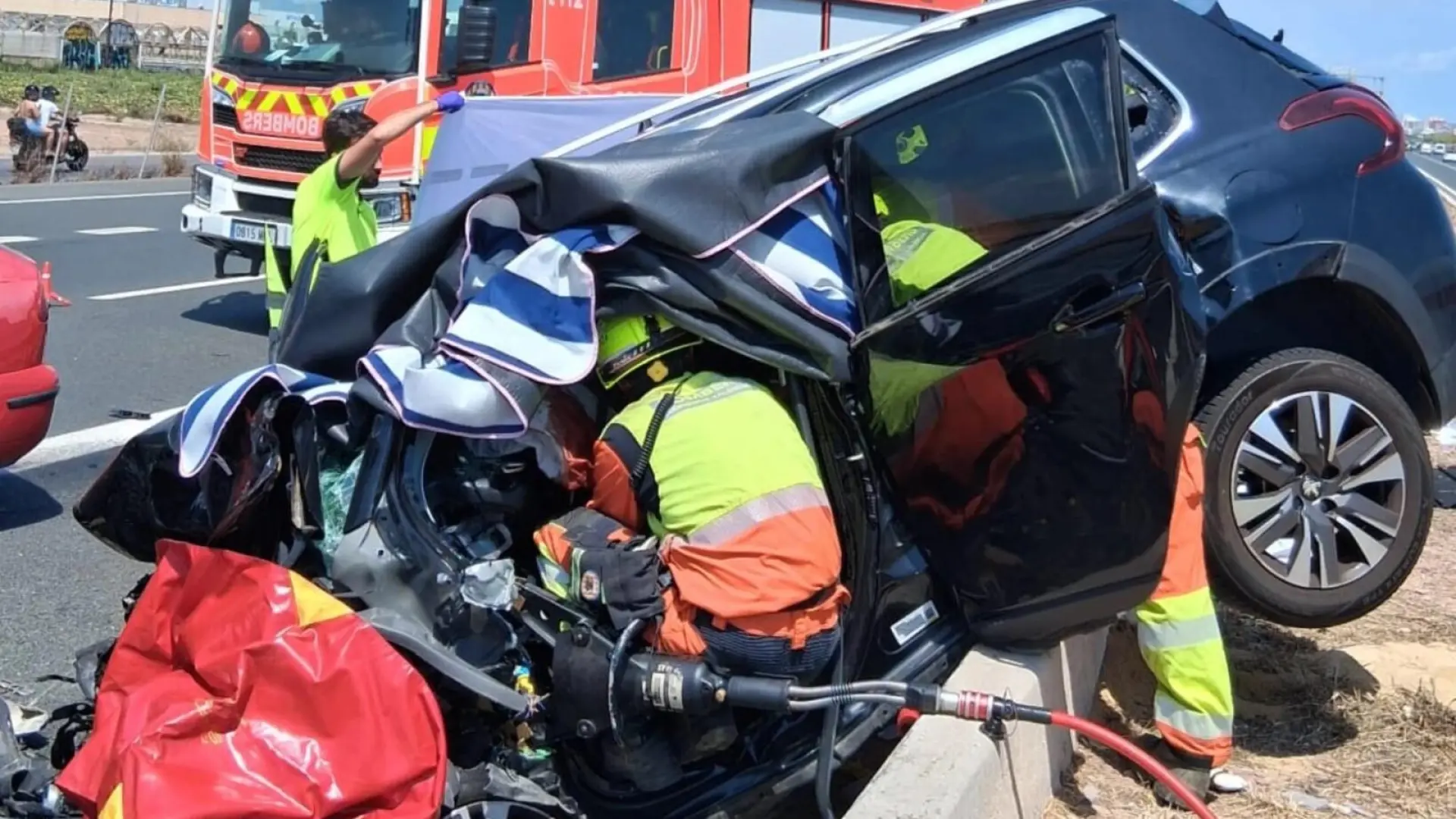Grave accidente múltiple en la V-21 en Valencia: muere una mujer y dos hombres resultan heridos