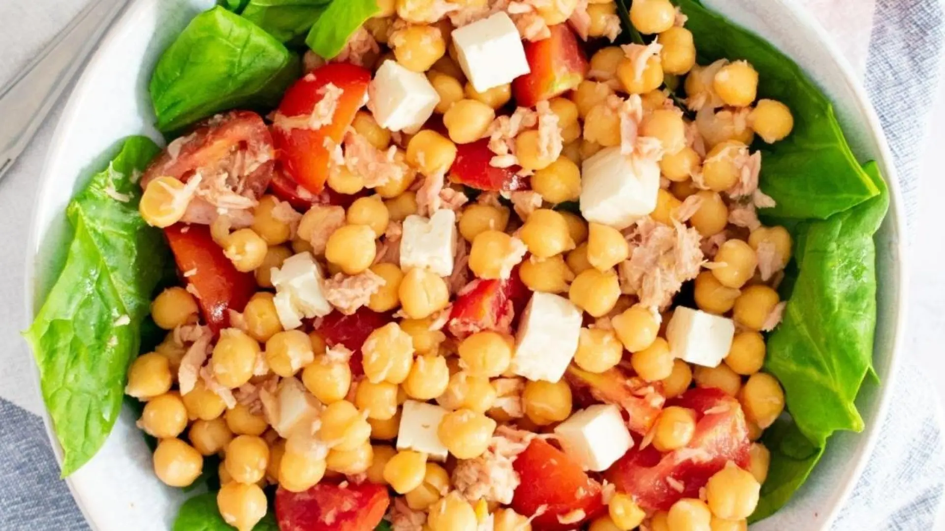 Ensalada de garbanzos con atún y huevo perfecta para llevar