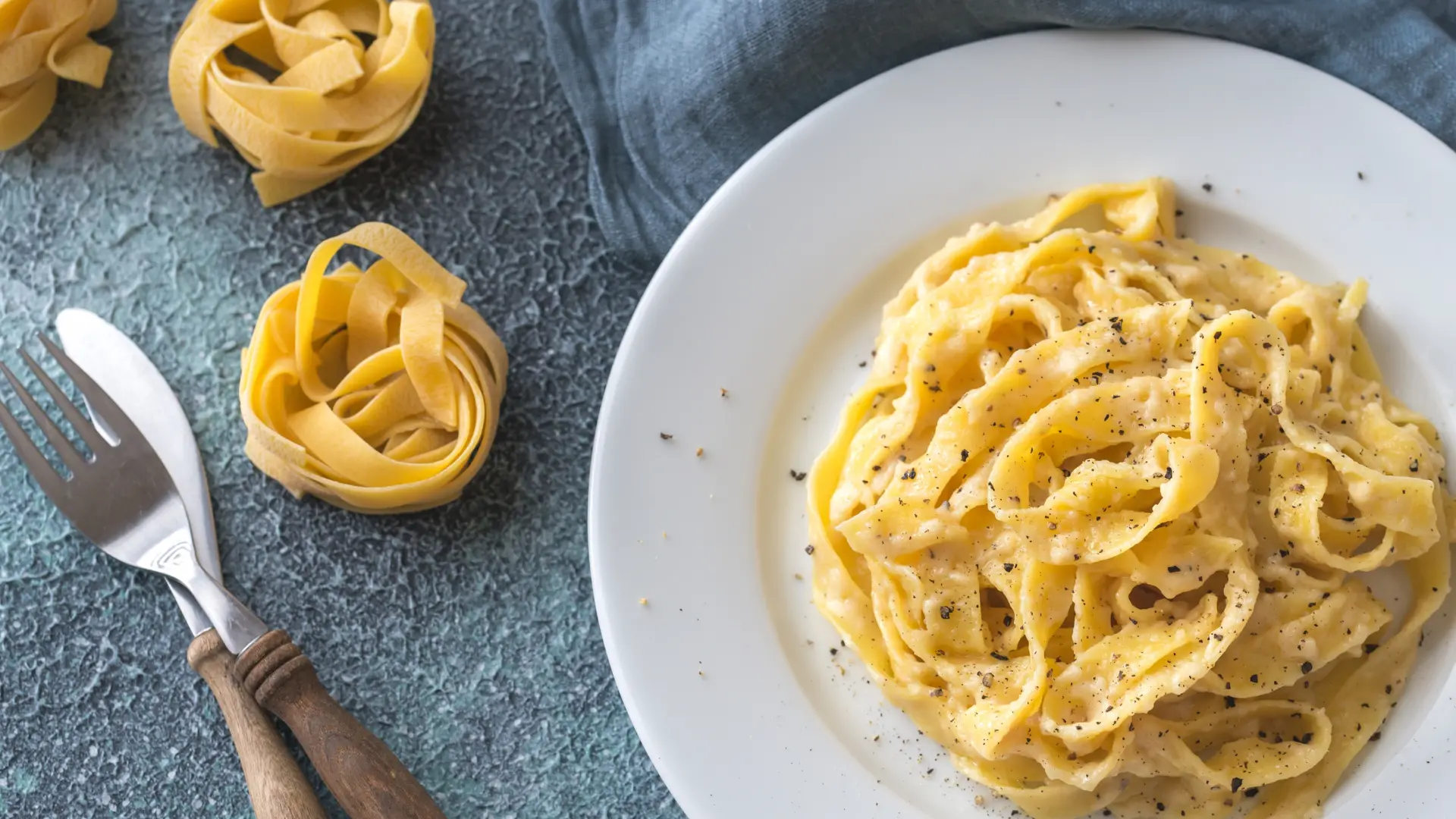 Pasta Alfredo, una sencilla salsa italiana para la que solo se