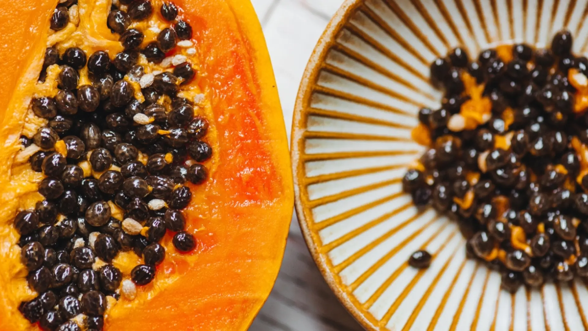 Por qué deberías comer las semillas de la papaya (y qué cantidad es la