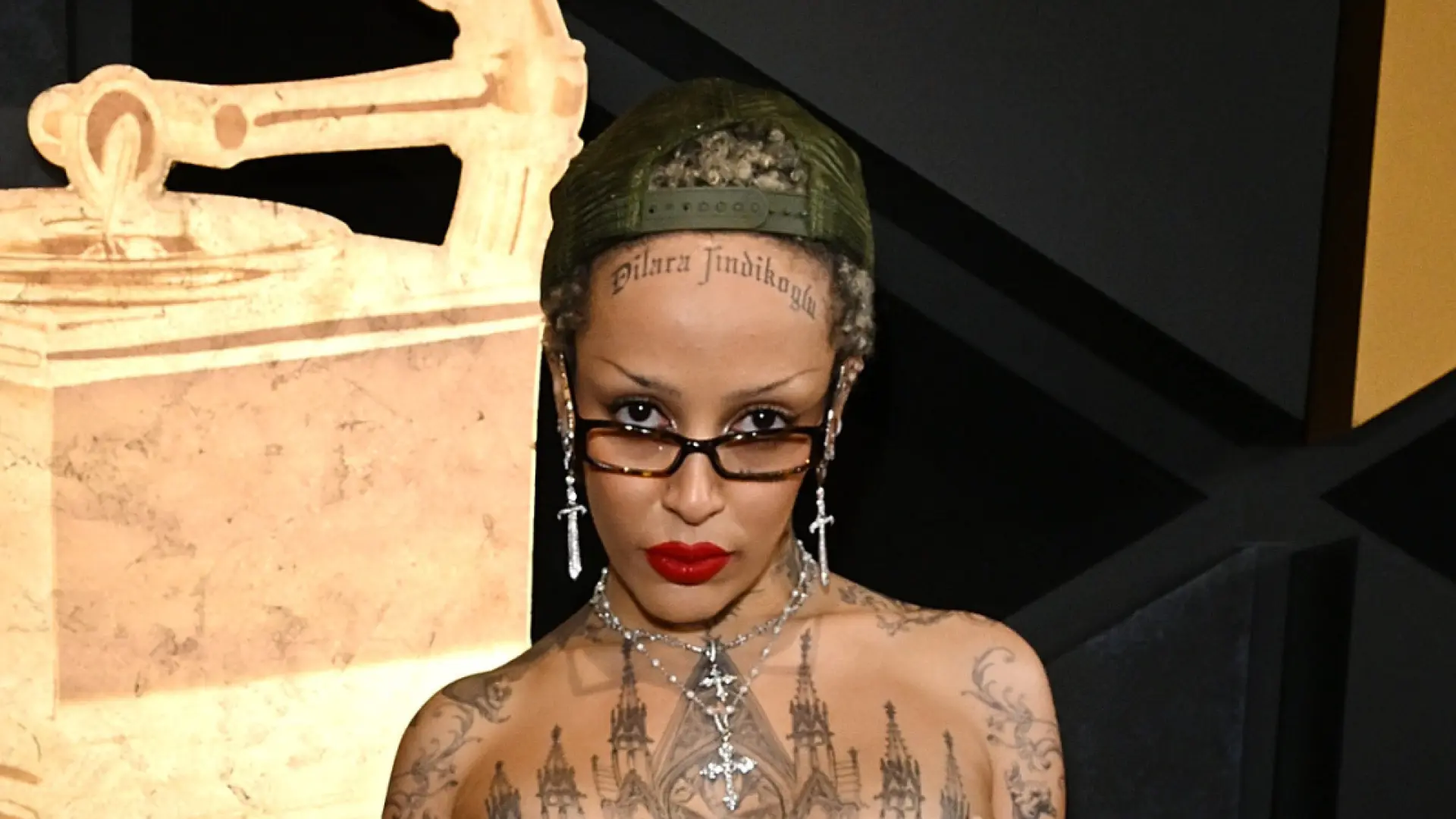 Doja Cat enseña los pezones en los Grammy 2024, ¿error de vestuario o