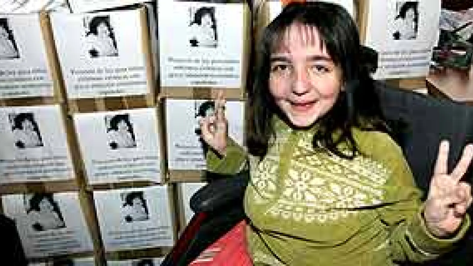 La 'niña de cristal' y su madre llevan 800.000 firmas a Bruselas