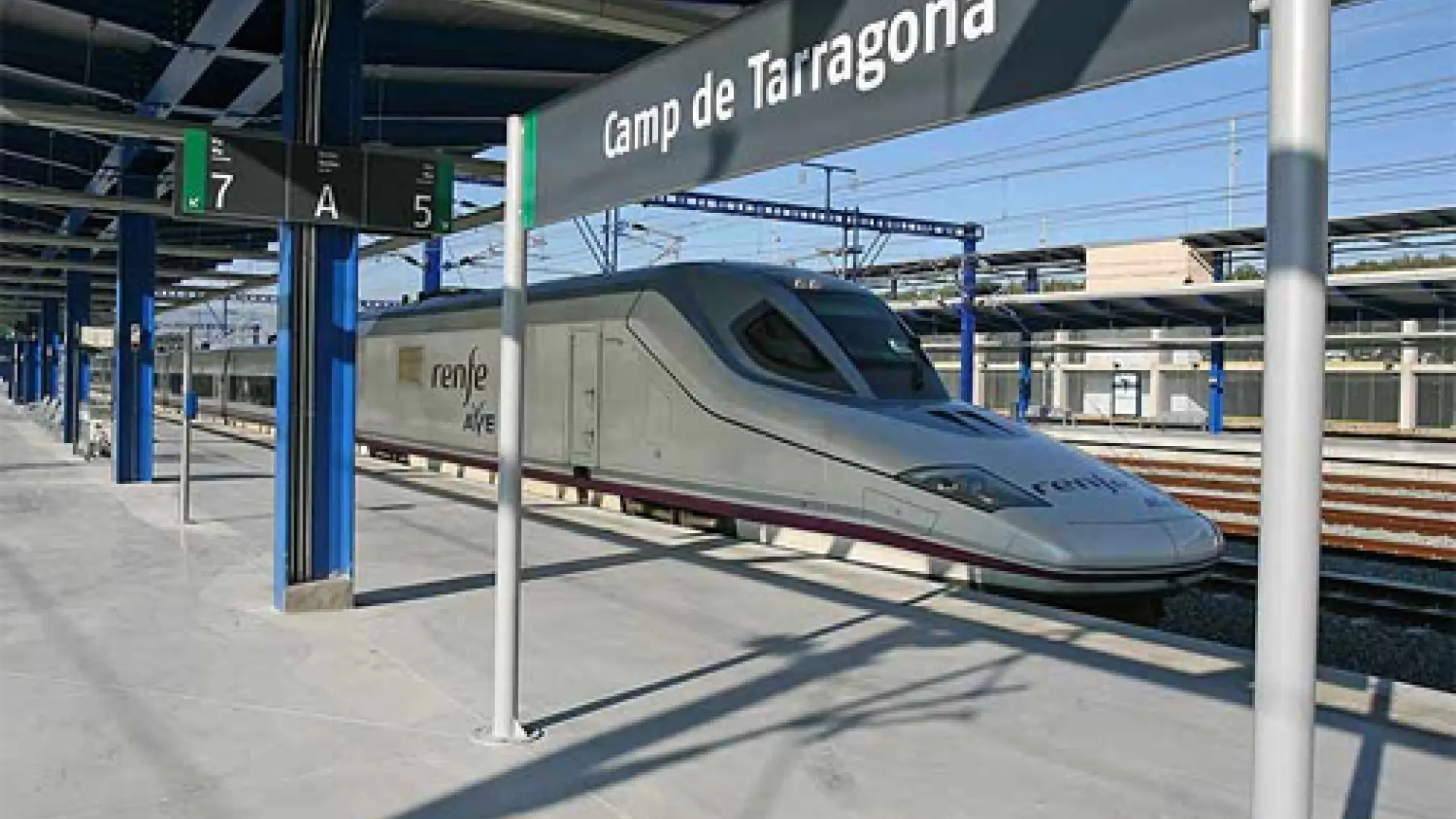 Cancelaciones, trenes dobles para reubicar pasajeros y paradas suprimidas: el AVE Madrid-Barcelona mengua a petición de Adif