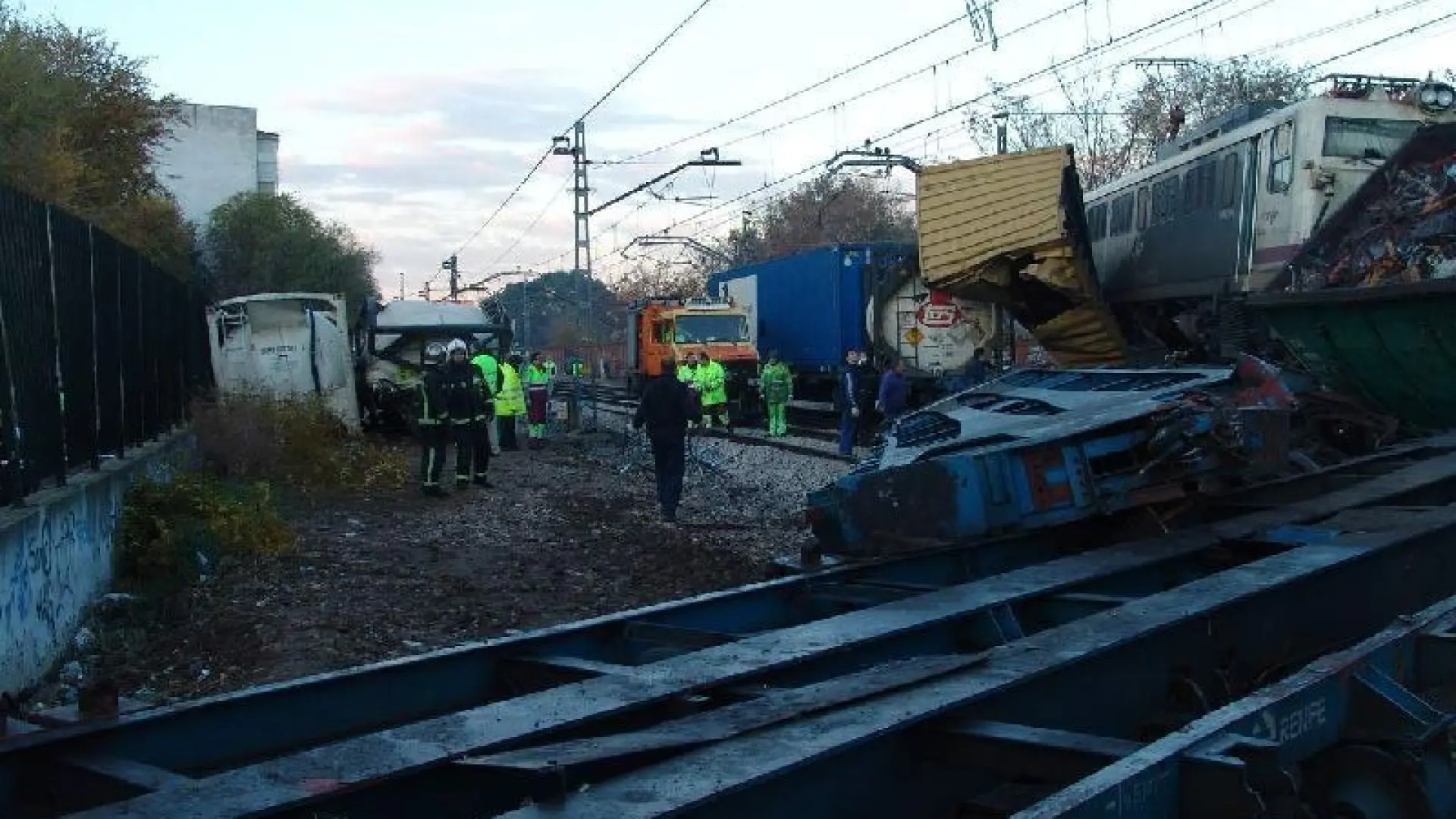 El espectacular choque de dos trenes en Alcalá obliga a suspender