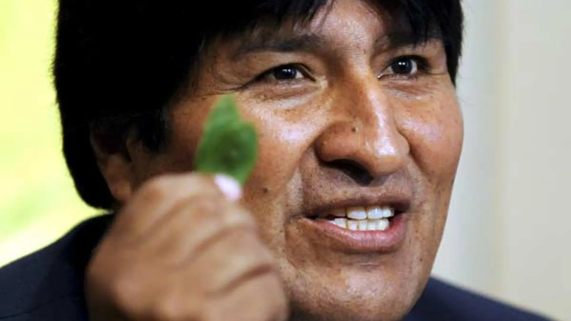 Evo Morales pide despenalizar la coca masticando una hoja ante la ONU
