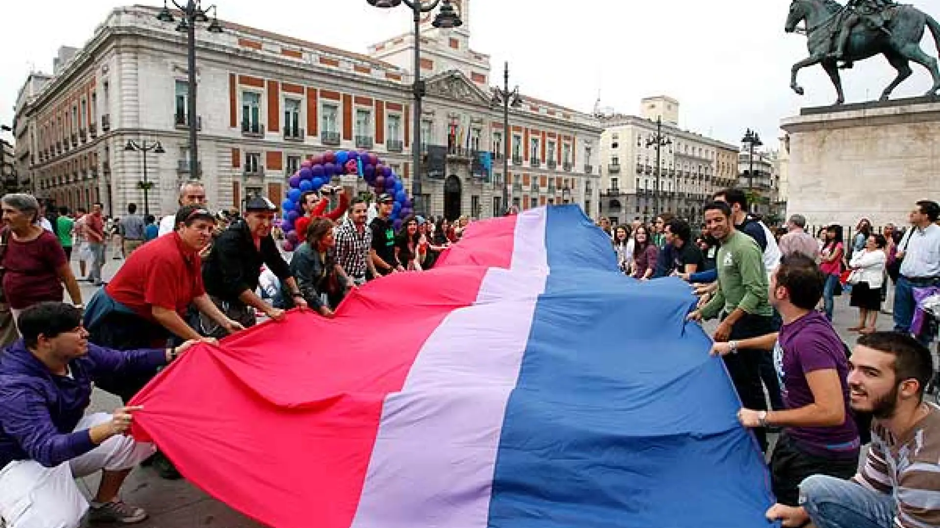 Los hombres bisexuales denuncian que se les niega la existencia: "Nuestra identidad es válida, legítima y merecemos respeto"
