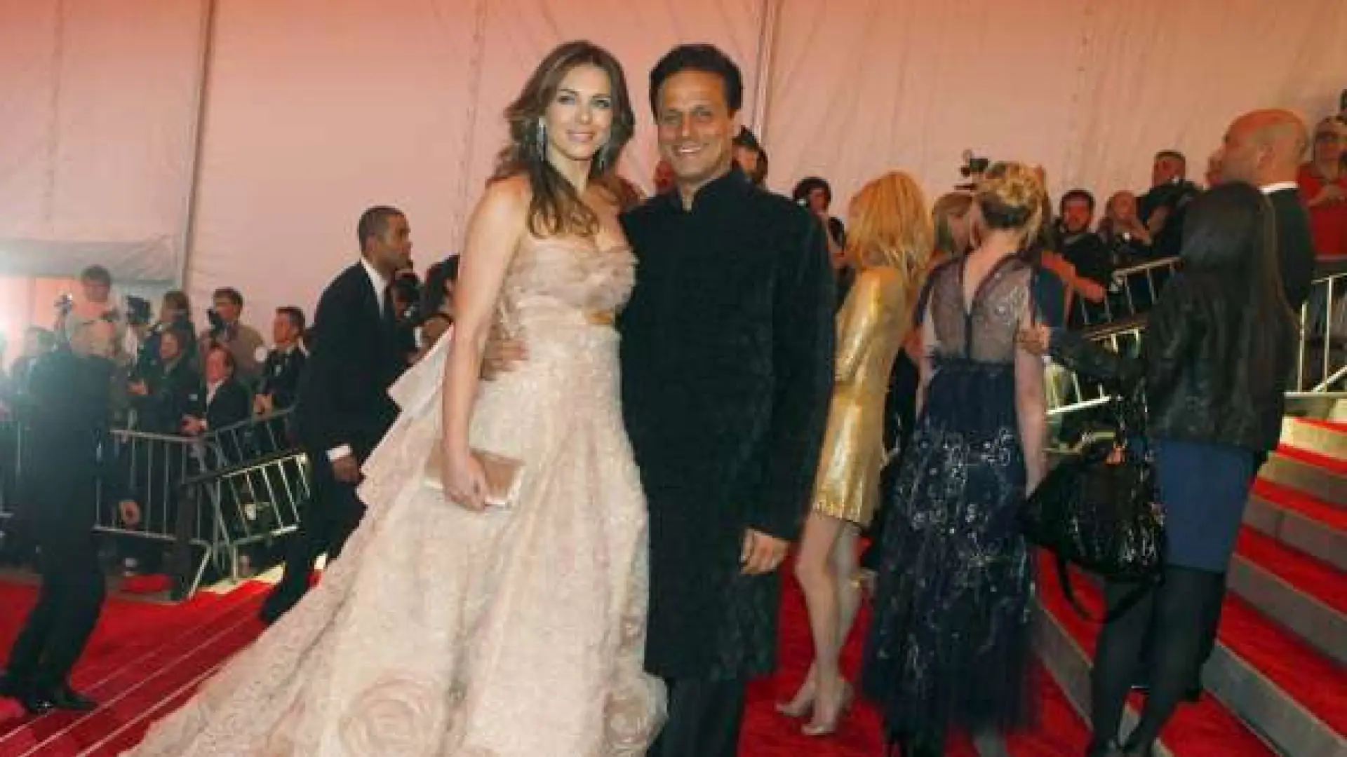 Elizabeth Hurley pide el divorcio de Arun Nayar