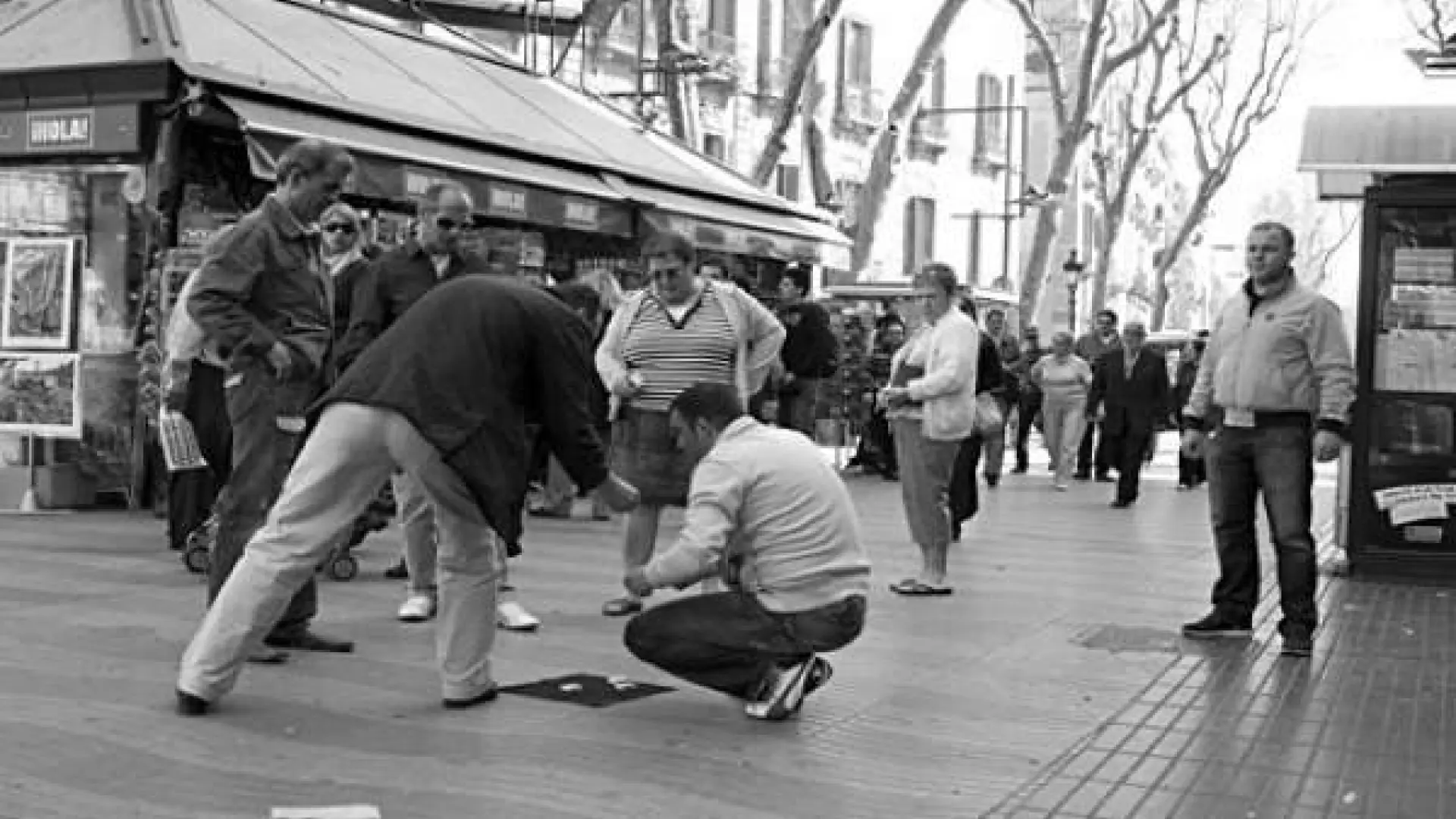 Trileros de toda Europa llegan a Barcelona para hacer su agosto