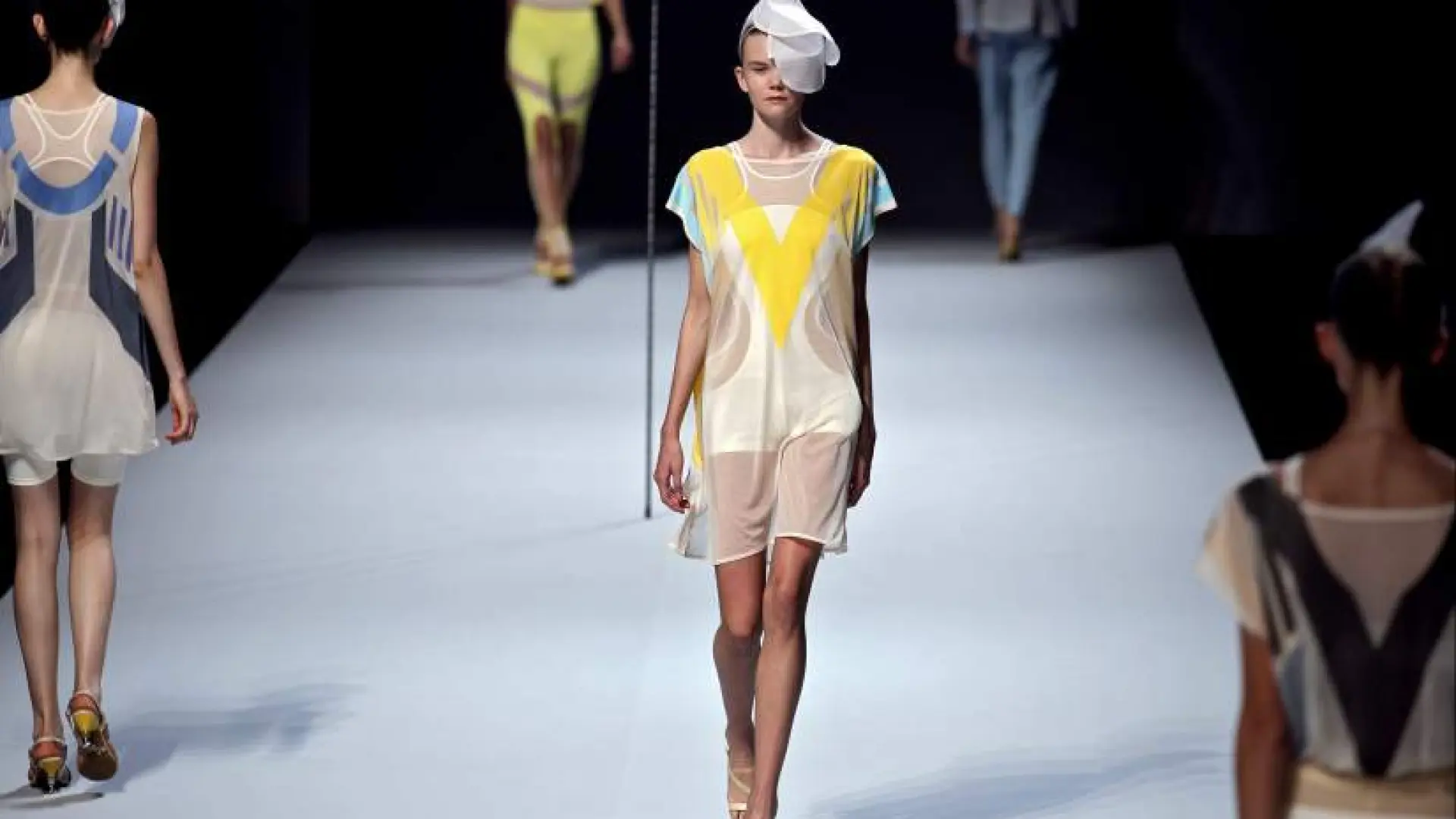 Issey Miyake o Yamamoto: salen a subasta diseños de moda japonesa en la Fashion Week de París por precios sorprendentemente asequibles