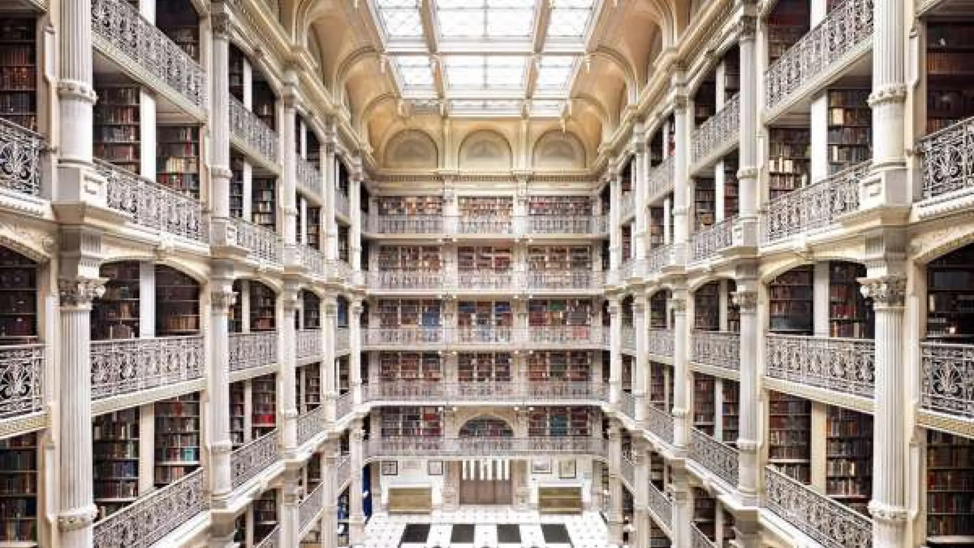 Las fotos de grandes espacios vacíos de la arquitecta de la luz Candida  Höffer