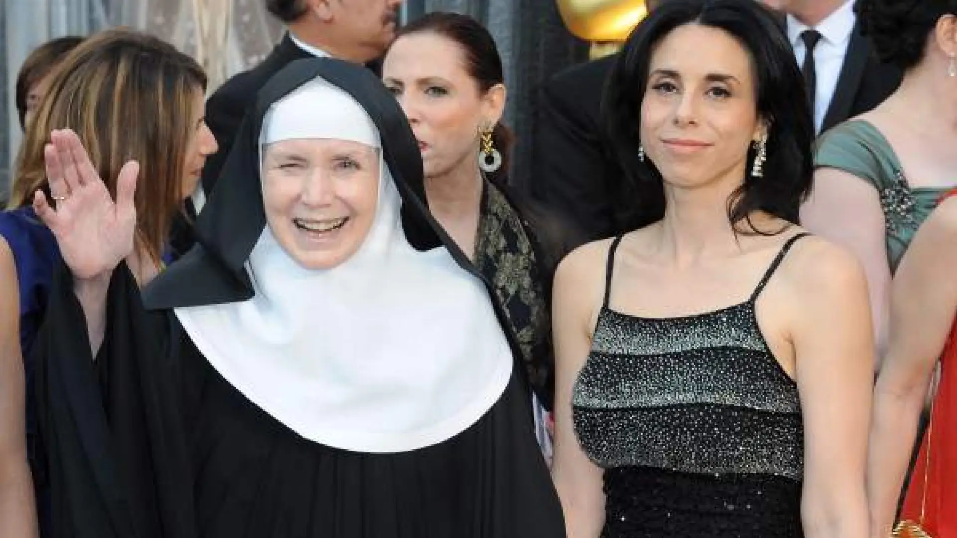 Dolores Hart, la monja que besó a Elvis, pasea su hábito por la gala de