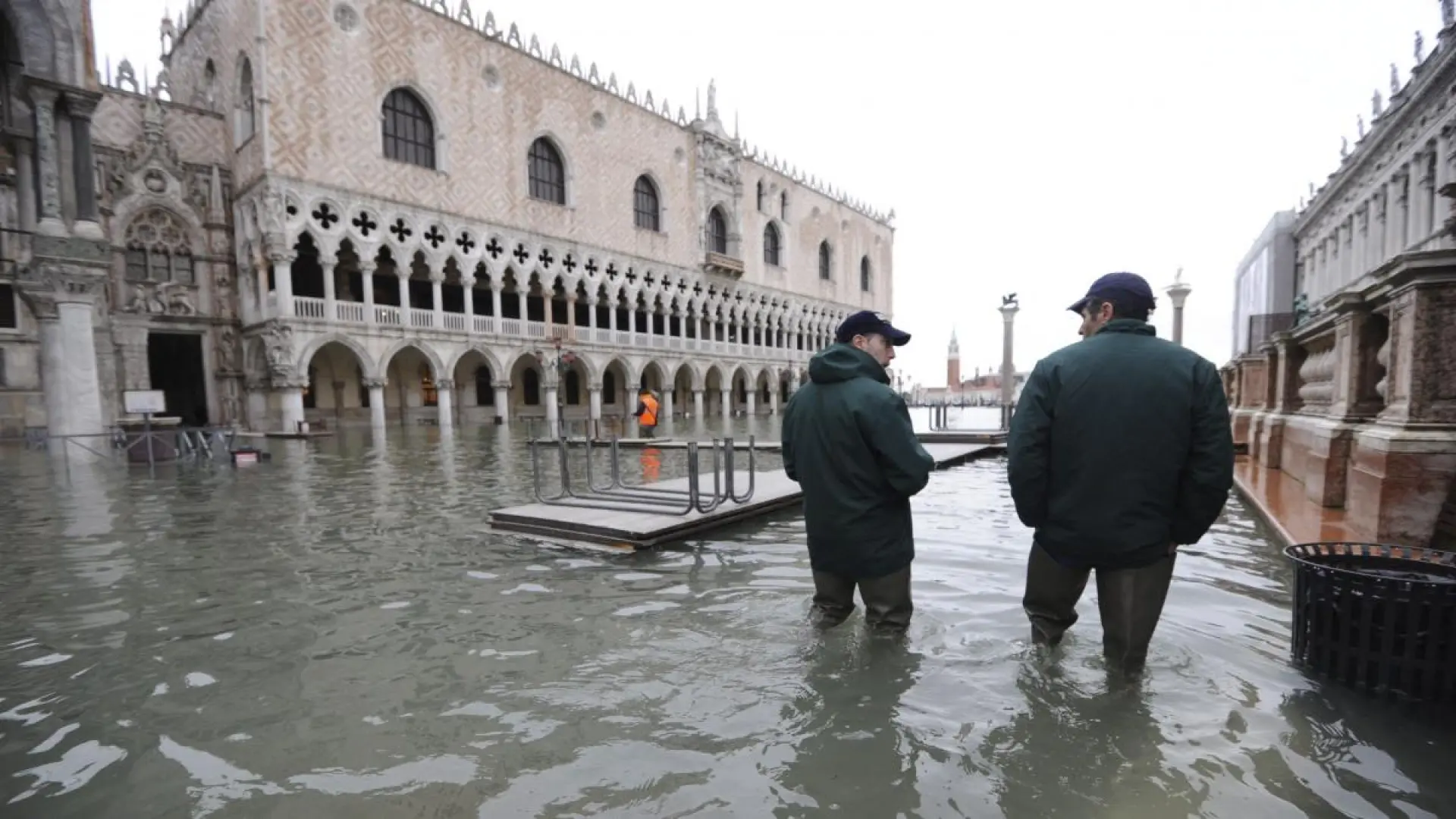 Venecia se hunde por el aumento del nivel del mar y por el hundimiento del suelo Venecia se hunde por el aumento del nivel del mar y por el hundimiento del suelo