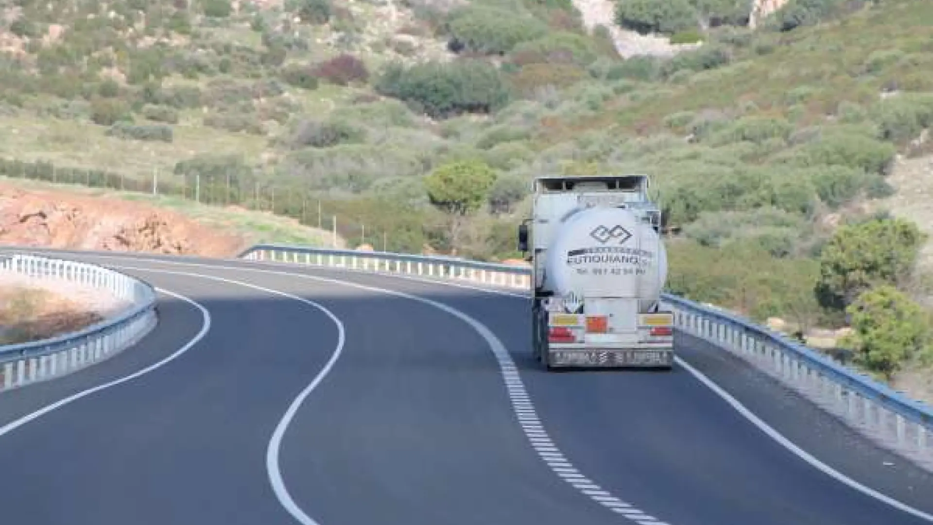 El revolucionario invento que cambiará las carreteras: así es el nuevo asfalto resistente a grietas y fabricado con bolsas de plástico