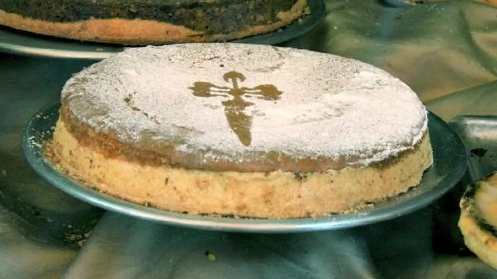 
         Cómo cocinar en casa una de las tartas más famosas de España con solo 4 ingredientes 
    