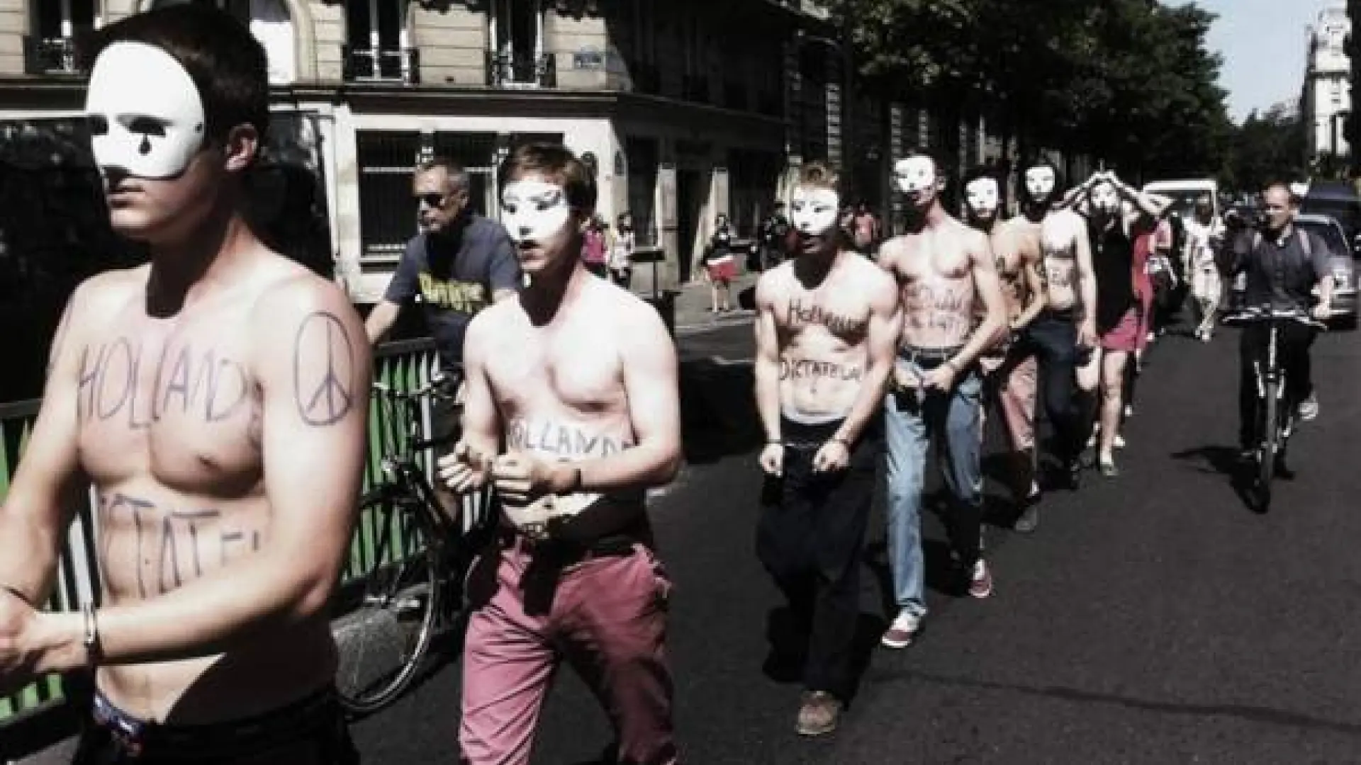 Hommen: rostros ocultos y torsos desnudos contra el matrimonio gay en  Francia