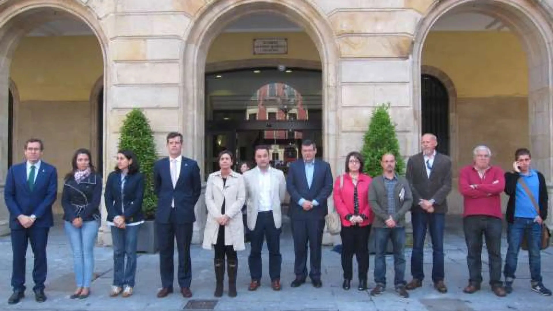 El Ayuntamiento de Gijón guarda un minuto de silencio en memoria de Isabel Carrasco y condena su