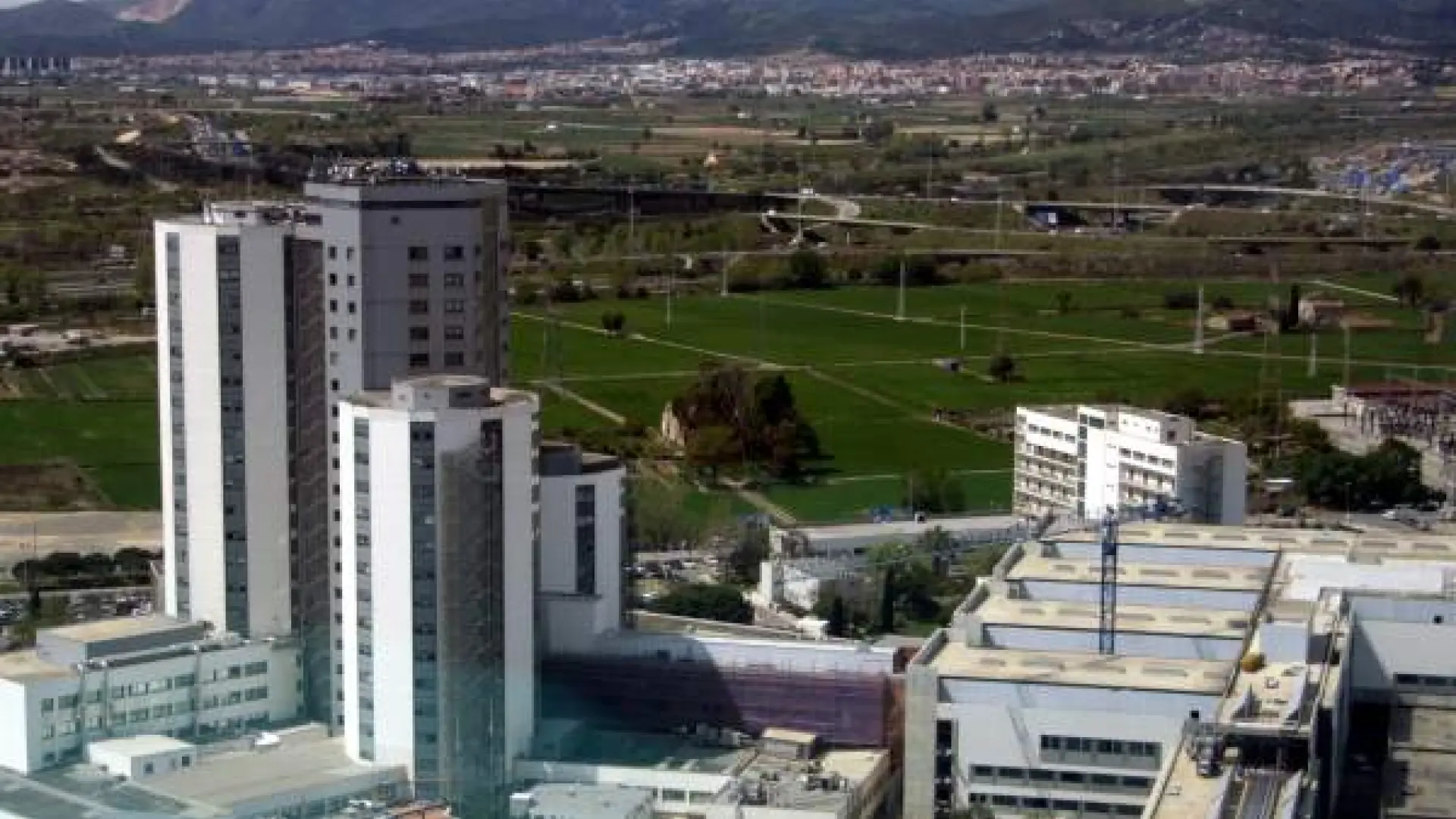 
         L'Hospitalet diseña un parque tan grande como La Ciutadella para transformar el entorno de Bellvitge 
    