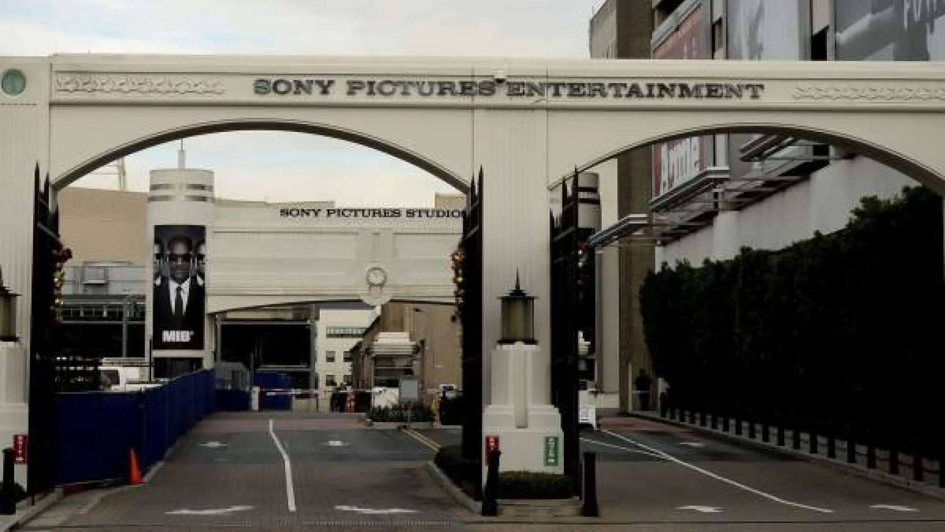 
         Sony Pictures despedirá a cientos de empleados, según una circular de la compañía recogida por medios estadounidenses 
    