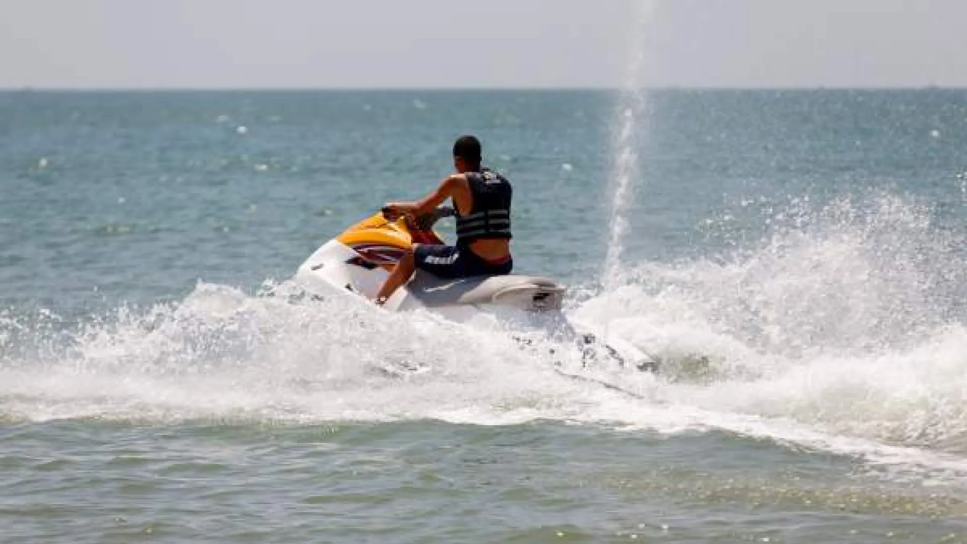 Milagro en Las Palmas: localizado con vida y a 18 kilómetros de la costa un joven que se perdió al intentar rescatar su moto de agua