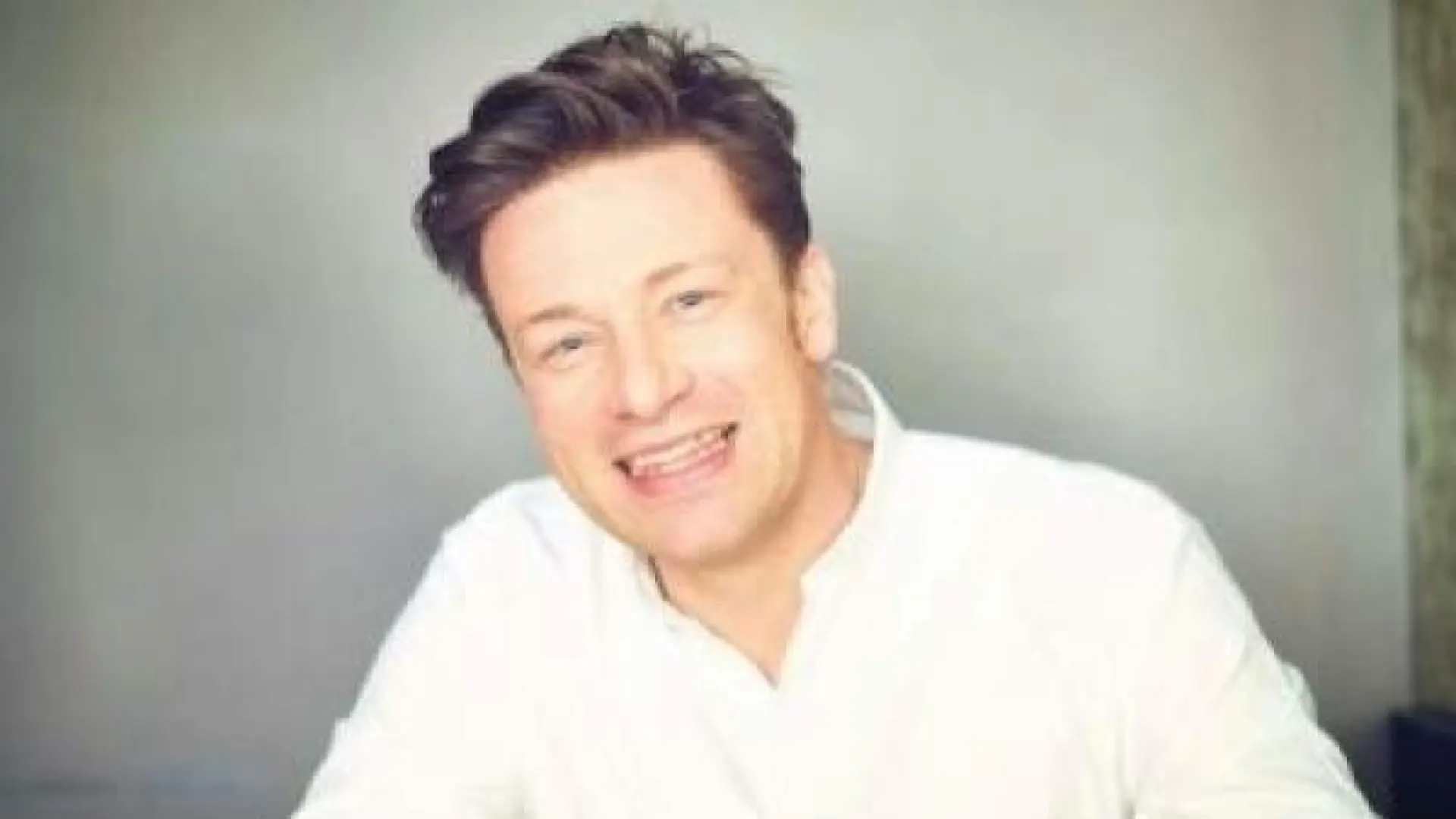 Paella con chorizo el chef Jamie Oliver la lía en Twitter