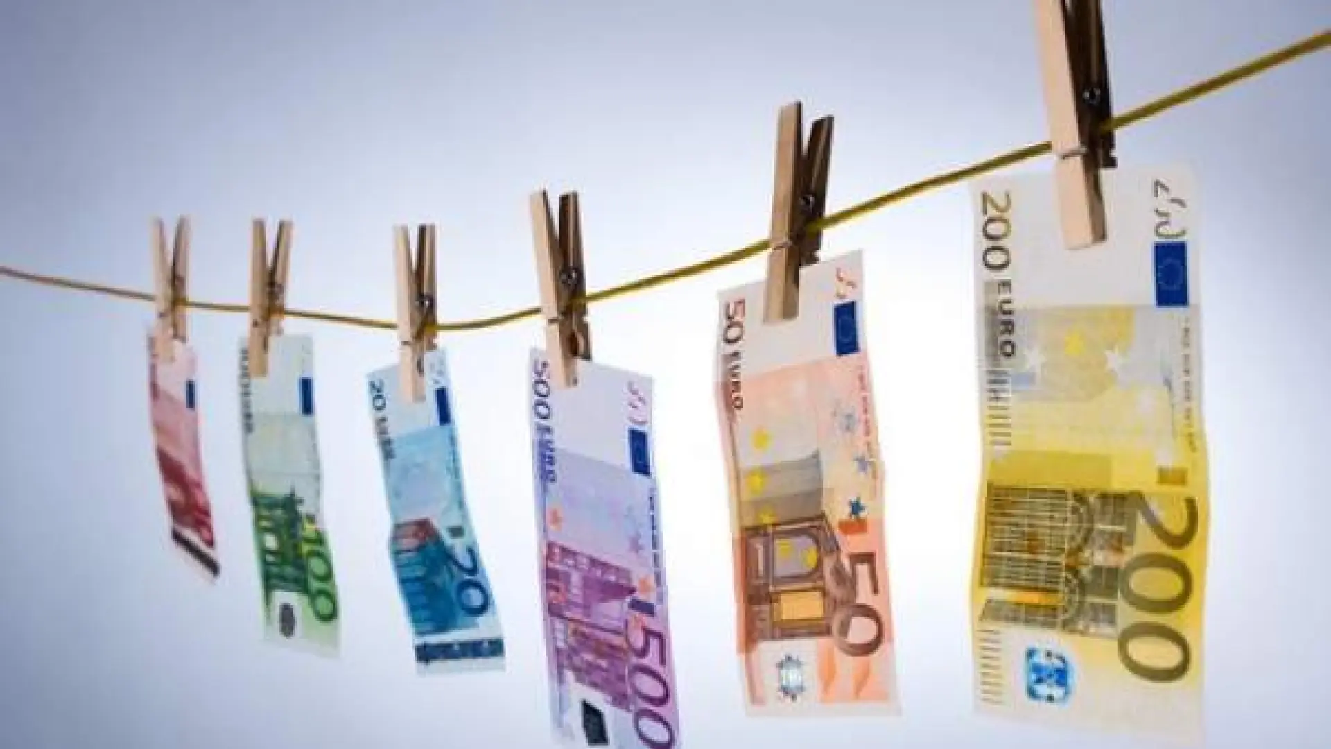 
         Letras del Tesoro, dividendos, criptomonedas, ETFs... Cómo incluir tus inversiones en la Renta 
    