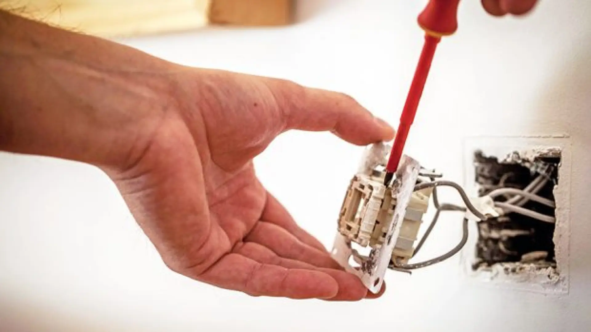 
         Condenado un hombre por agredir sexualmente a una menor en la casa a la que fue a hacer unas reparaciones 
    