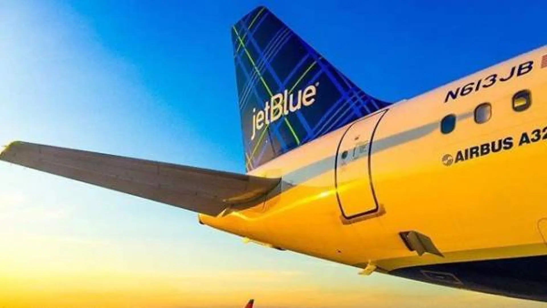 La aerolínea JetBlue desvía tres vuelos por peligrosos olores dentro de