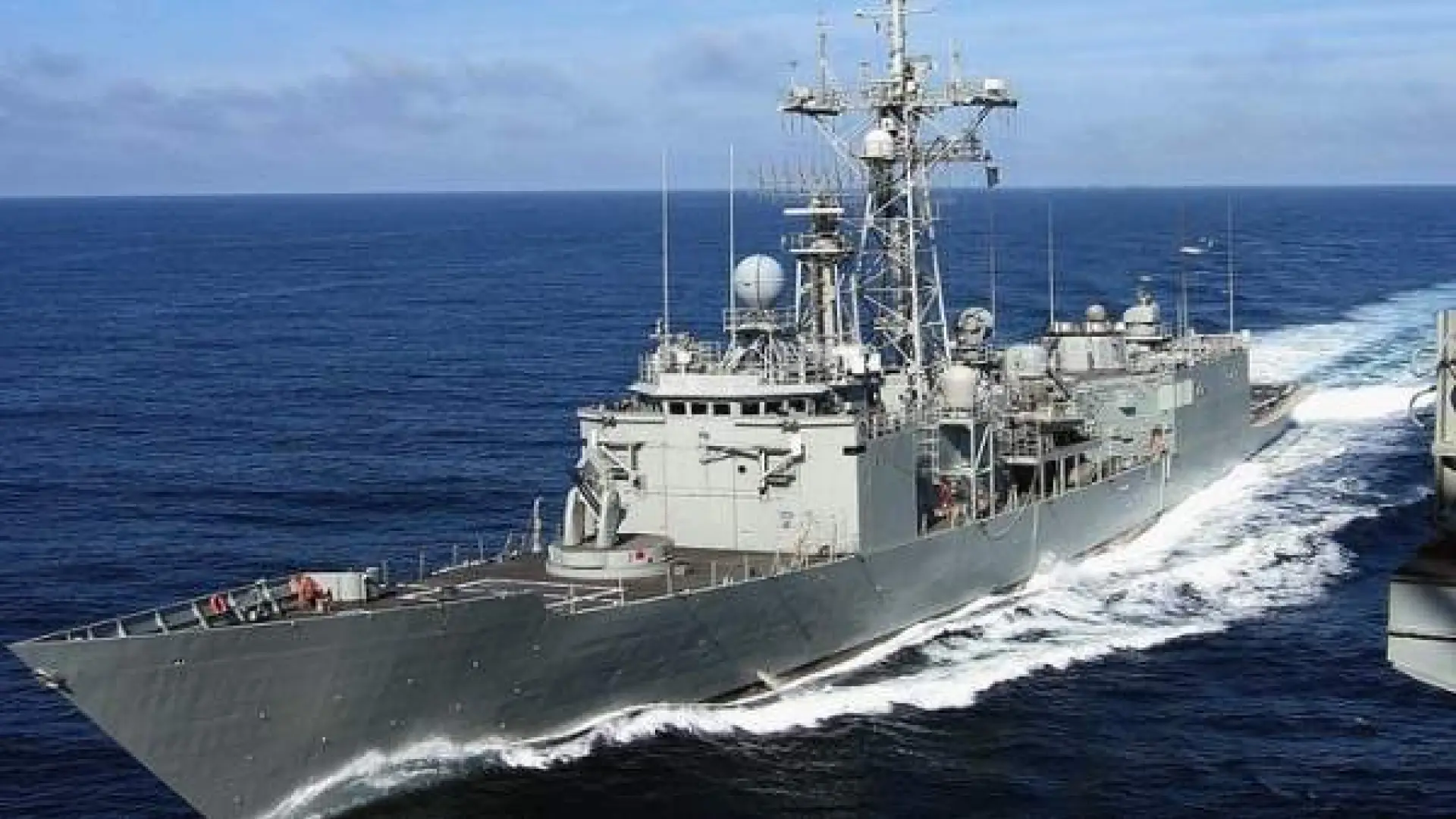 La Armada española vigila a un submarino y un buque rusos que navegaban en aguas cercanas al Estrecho