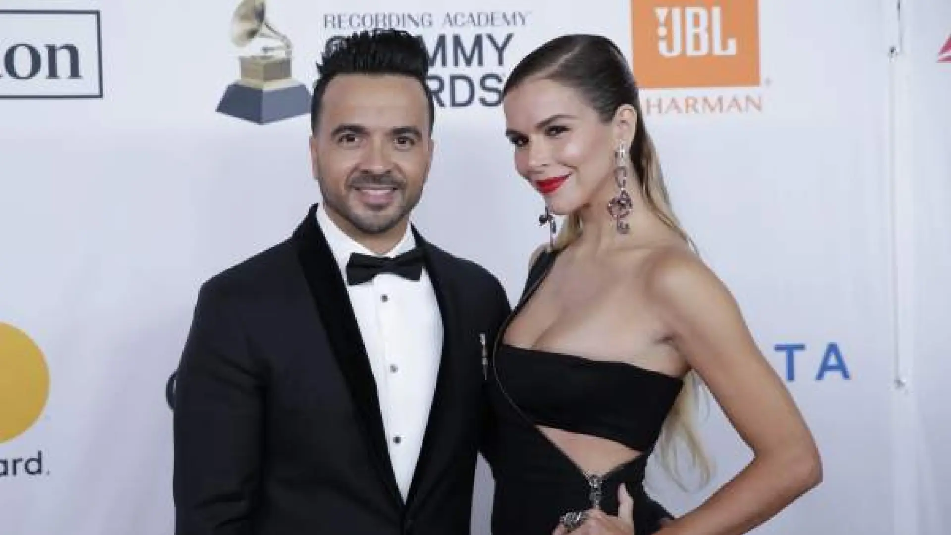 La modelo Águeda López, mujer de Luis Fonsi, cuenta en su libro 'La niña que siempre miraba al sol' el 'bullyng' que vivió