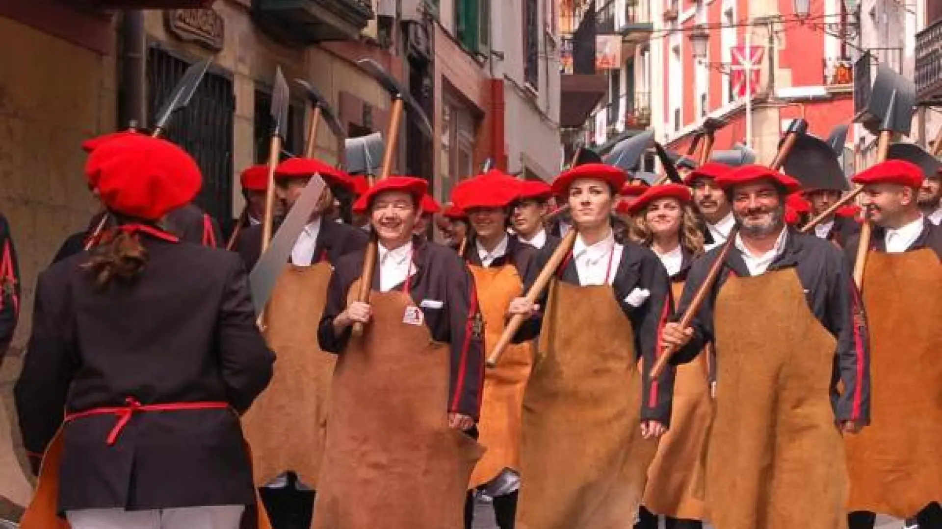 
         Cofradías, tamborradas, alardes... la dificultad de ser mujer en los ritos y fiestas tradicionales que se celebran en España 
    
