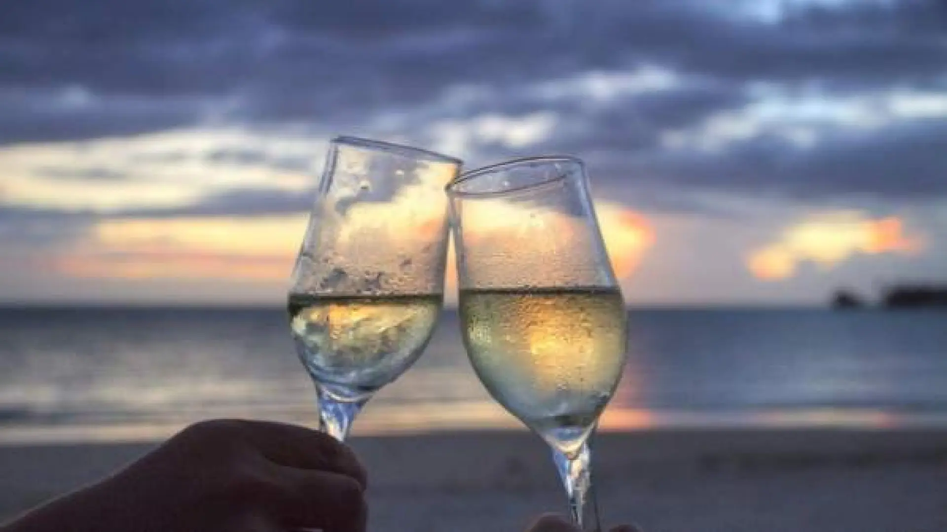 Este vino espumoso nació por accidente y terminó convirtiéndose en el favorito de las celebraciones