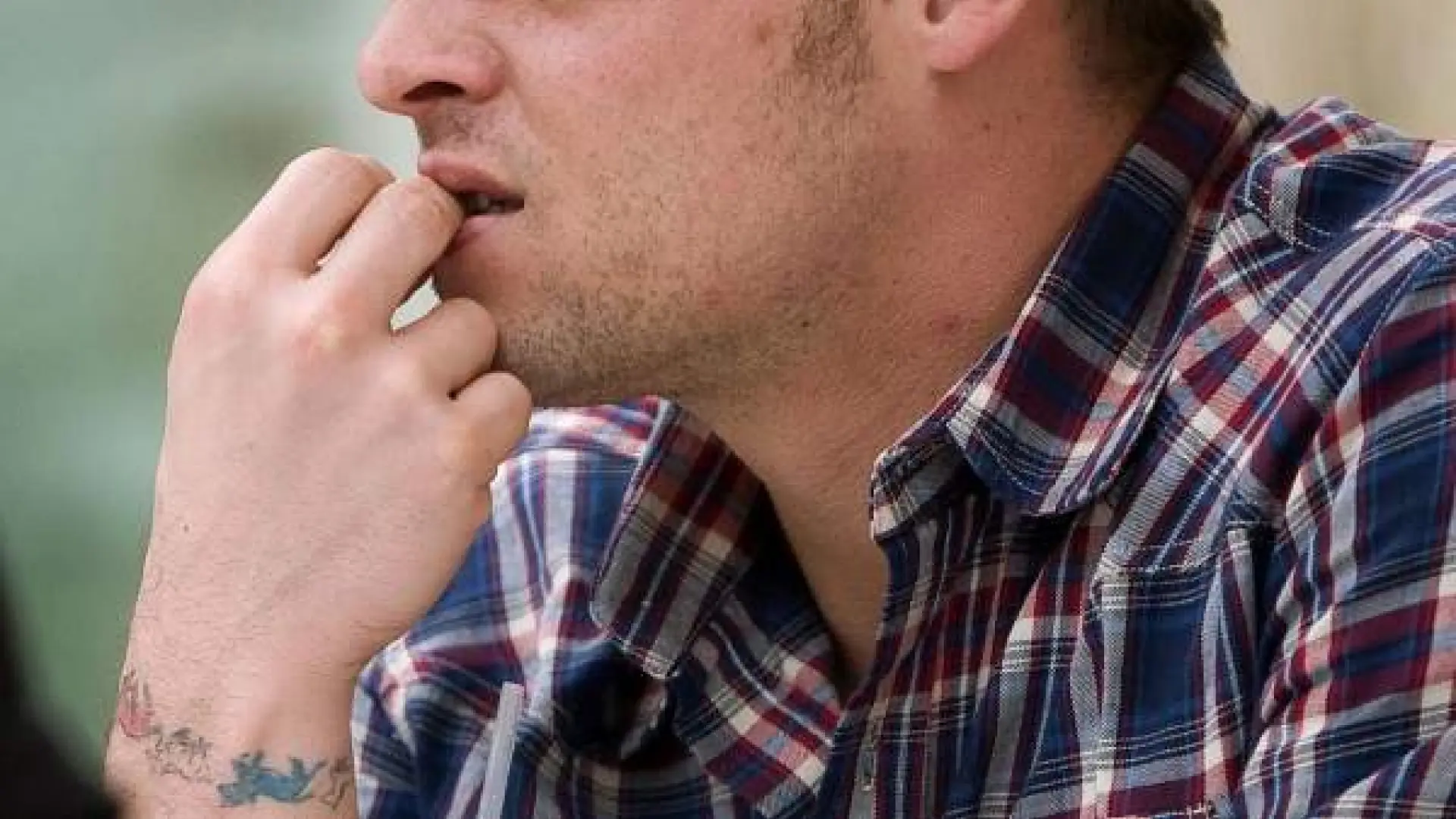 Qué significa no poder dejar de morderte las uñas, según la psicología