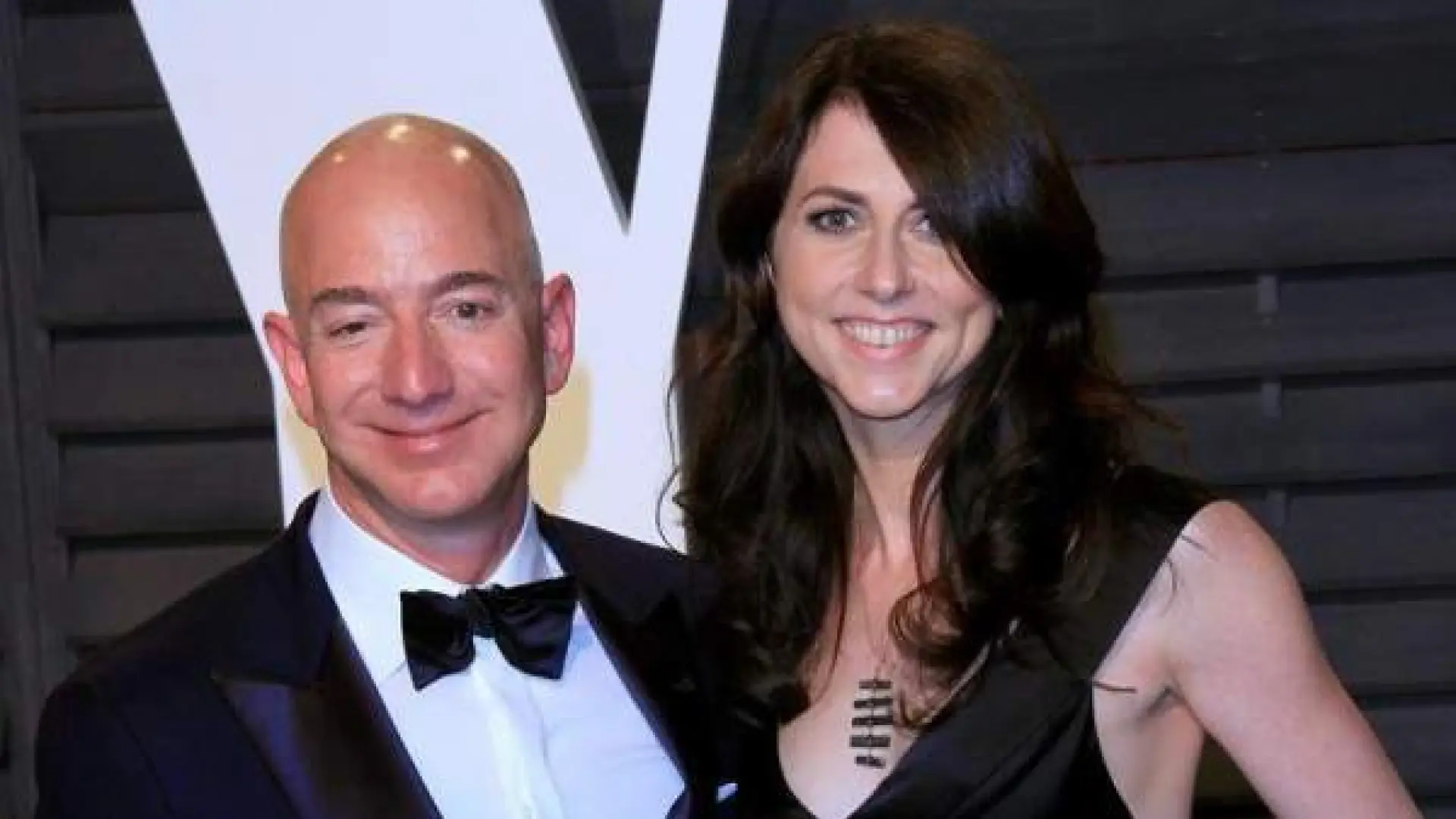 Movimientos en Amazon: la exmujer de Jeff Bezos, MacKenzie Scott, vende la mitad de sus acciones