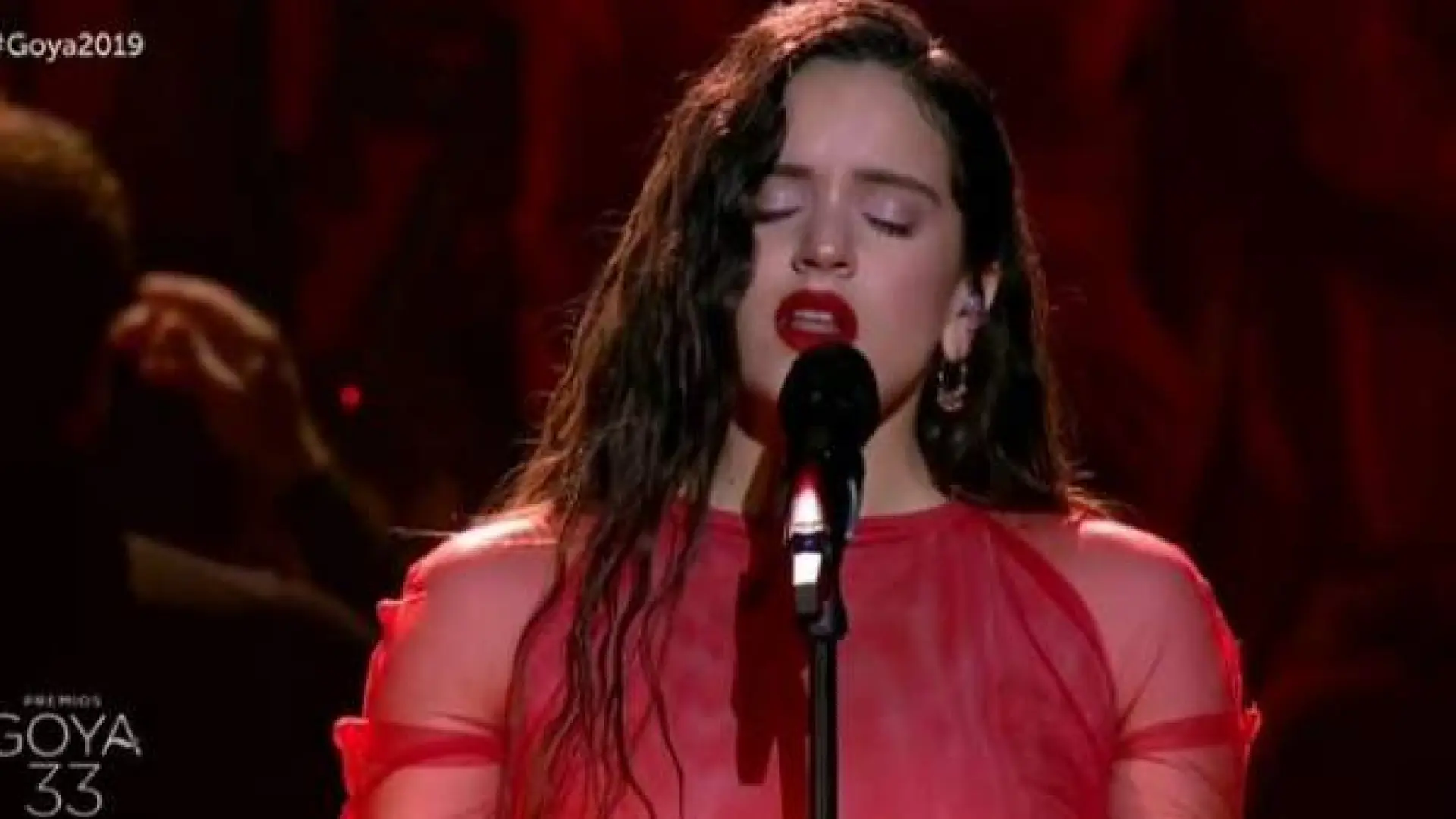 'Me quedo contigo' de los Chunguitos, interpretada por Rosalía en los