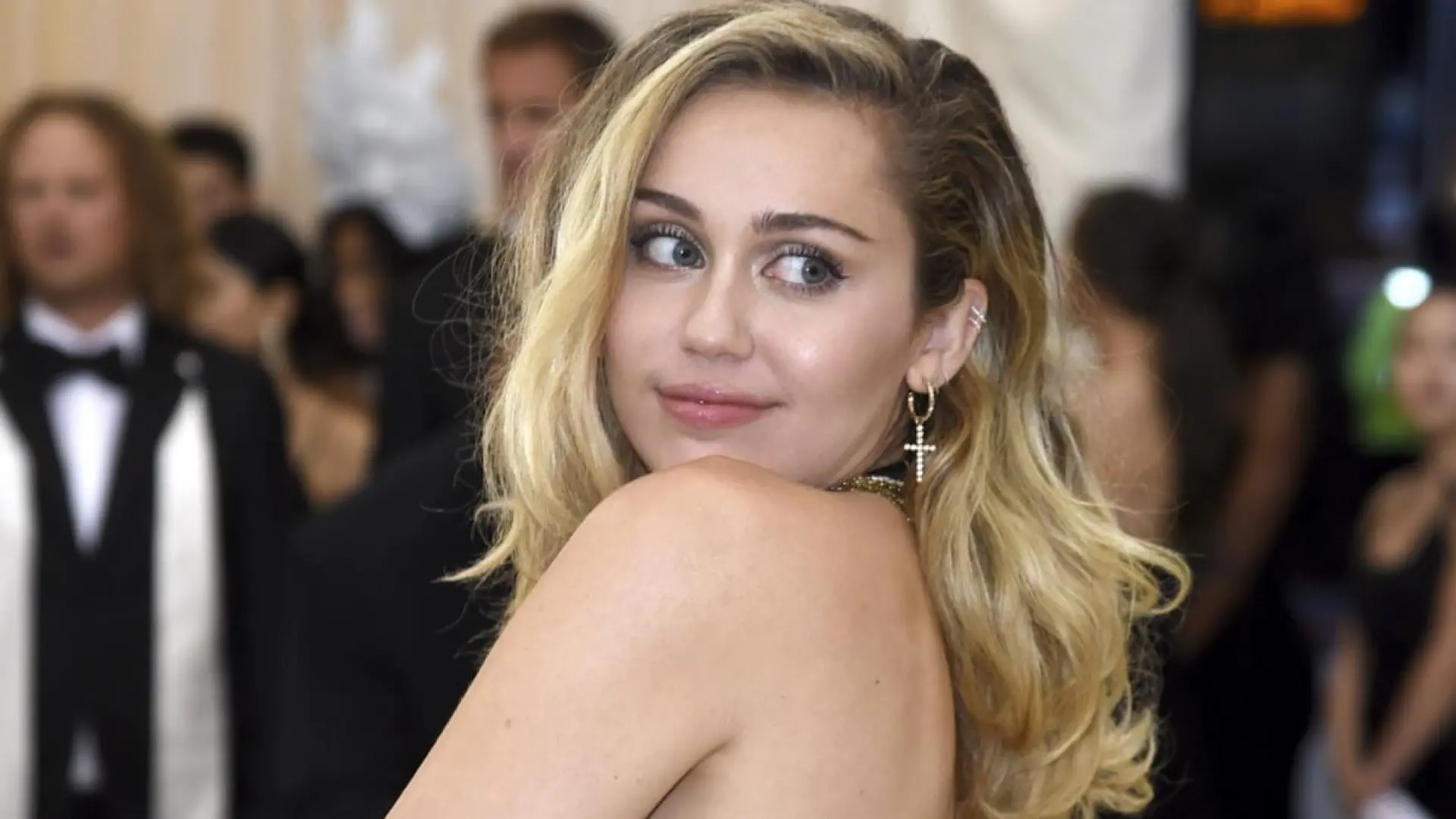 Miley Cyrus crea polémica por posar sobre un Joshua Tree, un árbol en