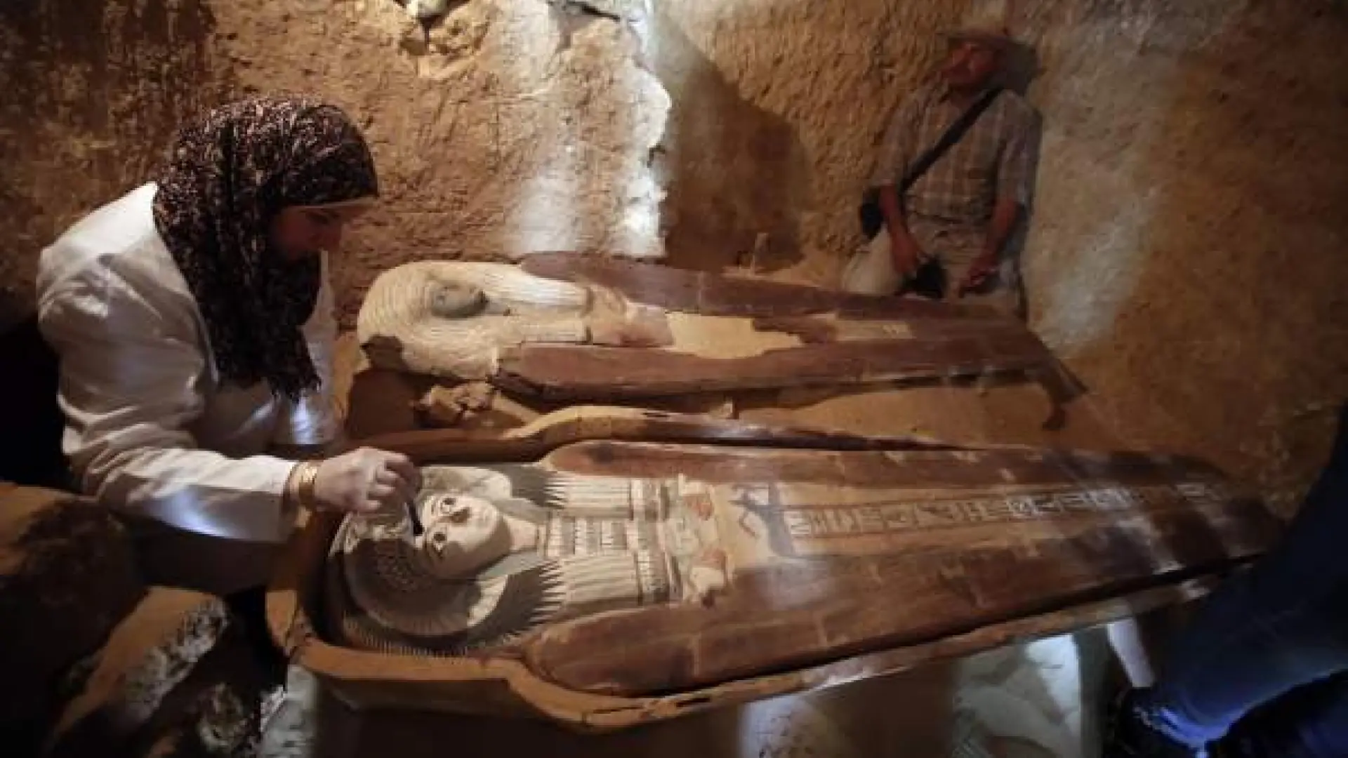 Descubren tres nuevas tumbas egipcias bajo la sombra de las pirámides