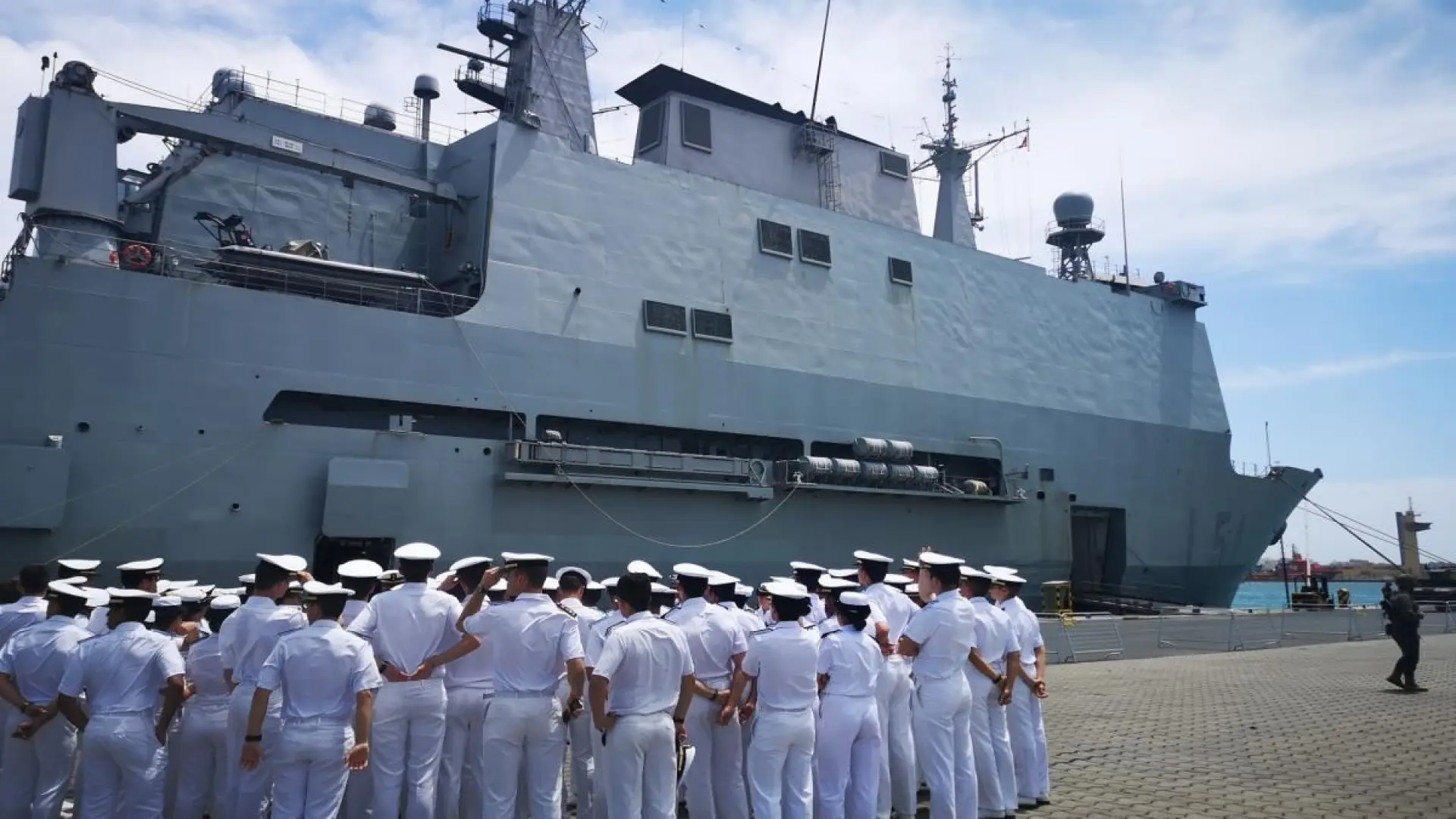 El buque de asalto anfibio 'Galicia' de la Armada Española atraca en el
