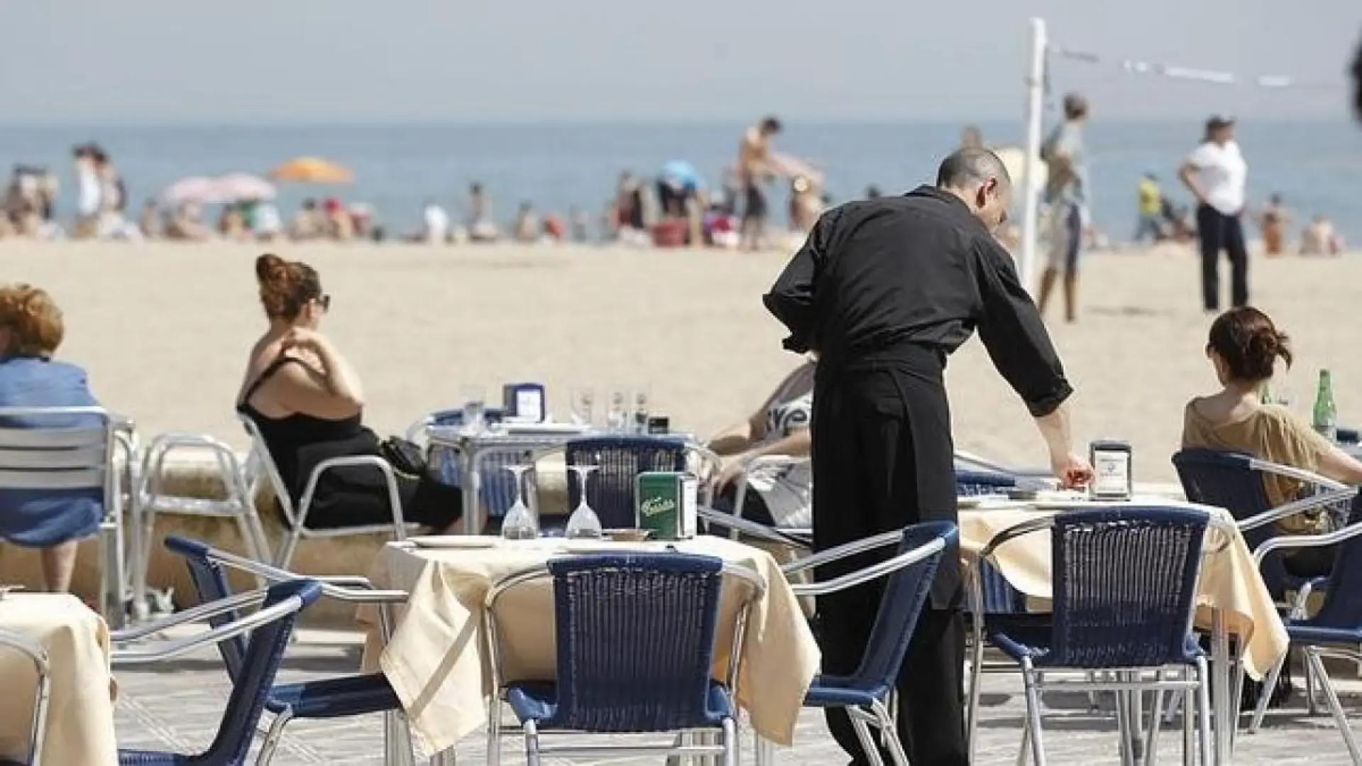 La hostelería sufre una temporada "difícil" por el encarecimiento de las vacaciones: "La gente viene, pero no tiene dinero para gastar"