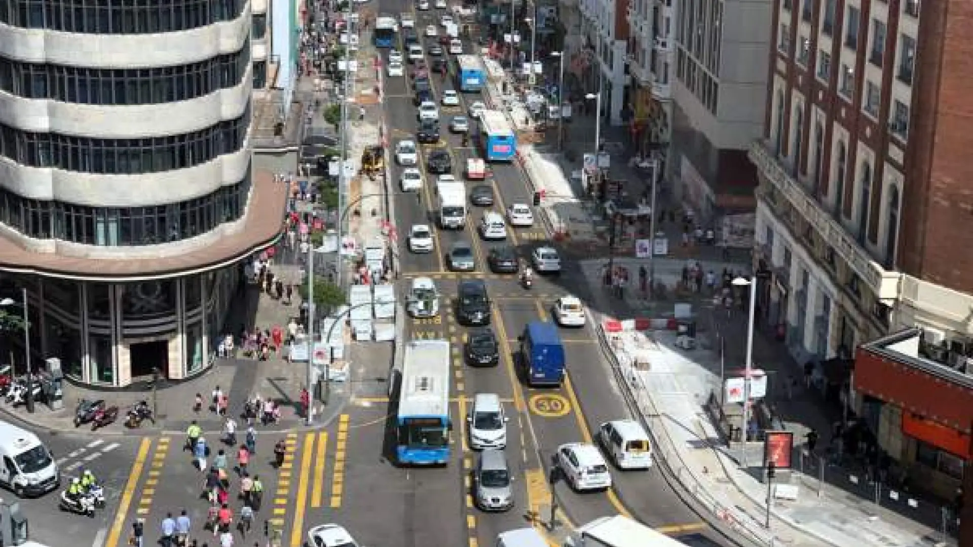 
         Casas pequeñas en Vallecas, comercio de barrio en Embajadores y bajada de tráfico en Centro: la IA saca la foto de Madrid 
    