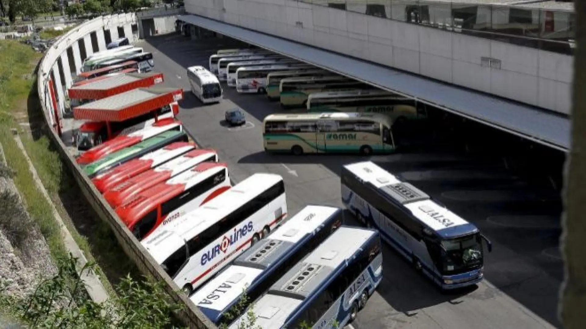 Madrid-Toledo o Alicante-Murcia: medio centenar de concesiones de bus caducadas entre el desinterés de las grandes compañías