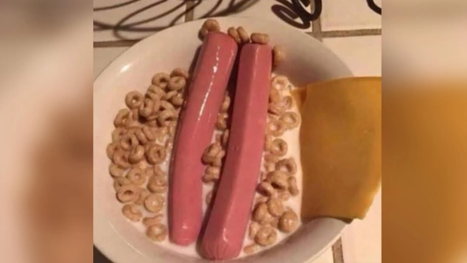 Un chico se vuelve viral tras trolear a su madre cocinando absurdos y