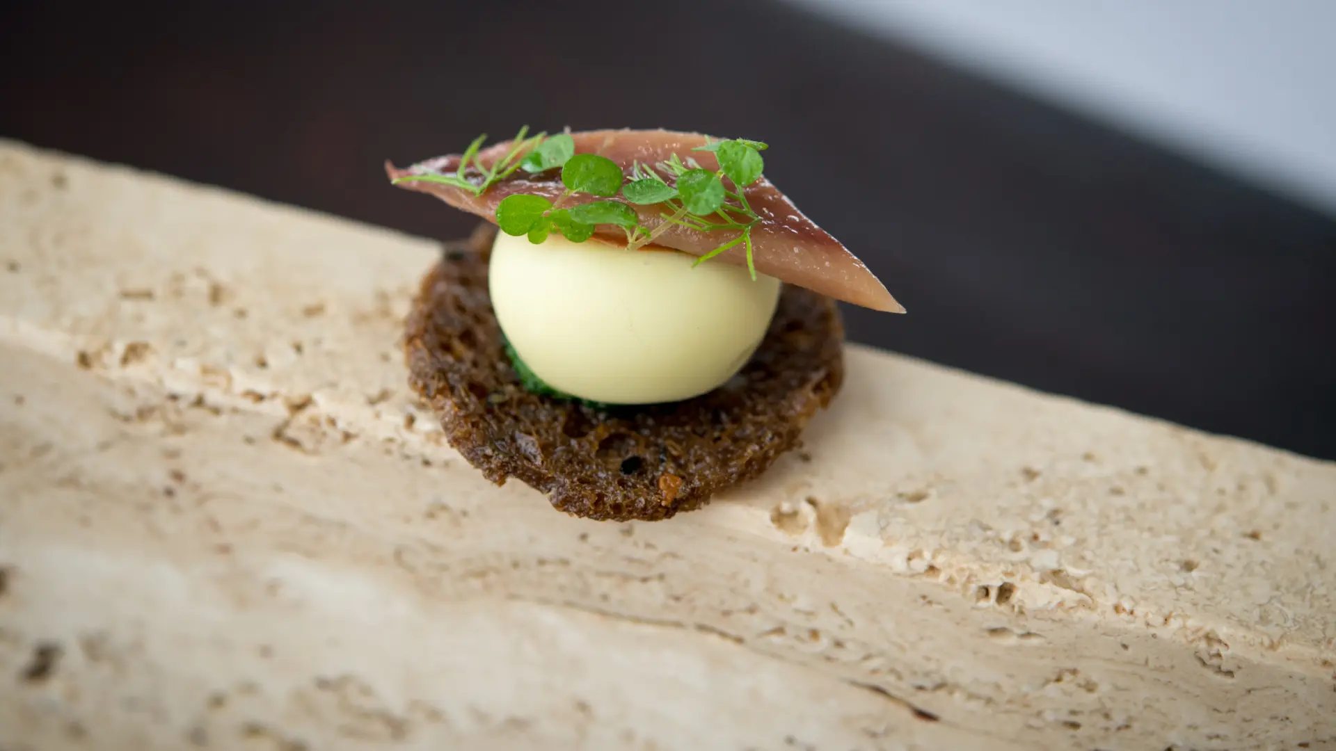 Una de las tapas típicas de España no solo se come: el aperitivo más 'cool' se vuelve joya