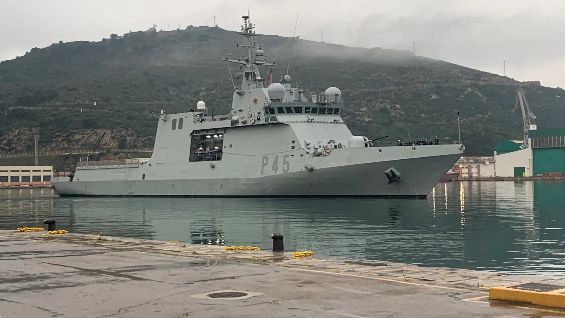 El buque español 'Audaz' intercepta a un barco ruso en el Estrecho de Gibraltar