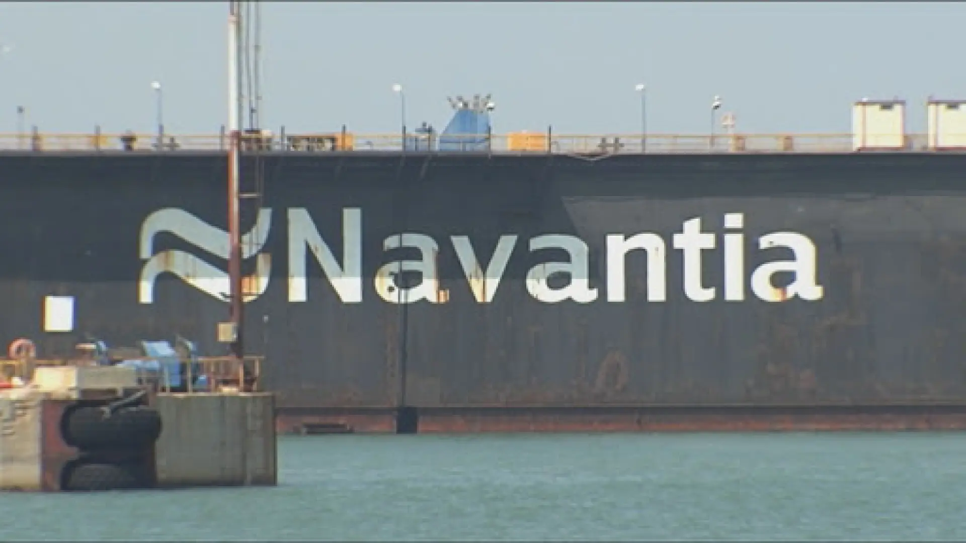 
         Dos trabajadores se atrincheran en una grúa del astillero de Navantia en Cádiz para denunciar las presuntas "listas negras" 
    
