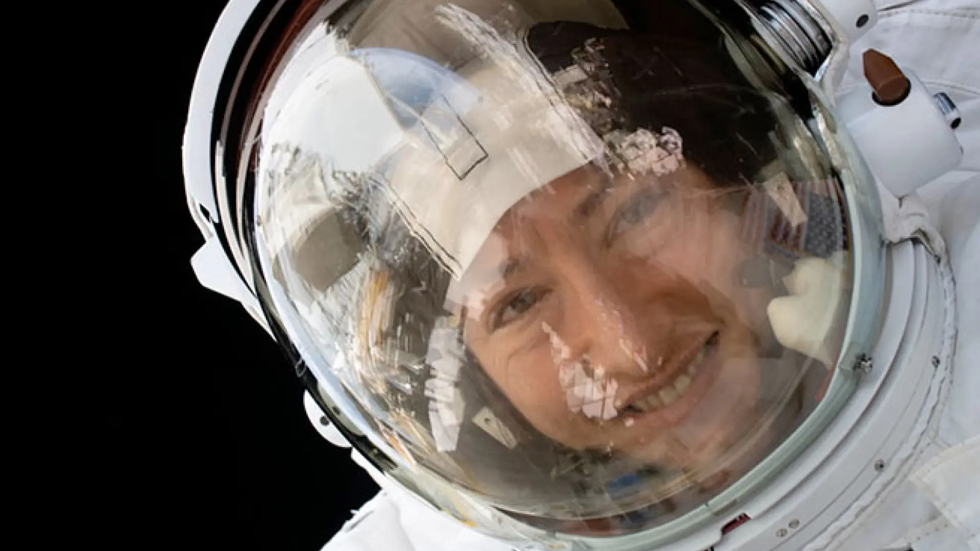 
         La astronauta Christina Korck se lleva una crema de la marca de Jessica Alba al espacio en Artemis II 
    