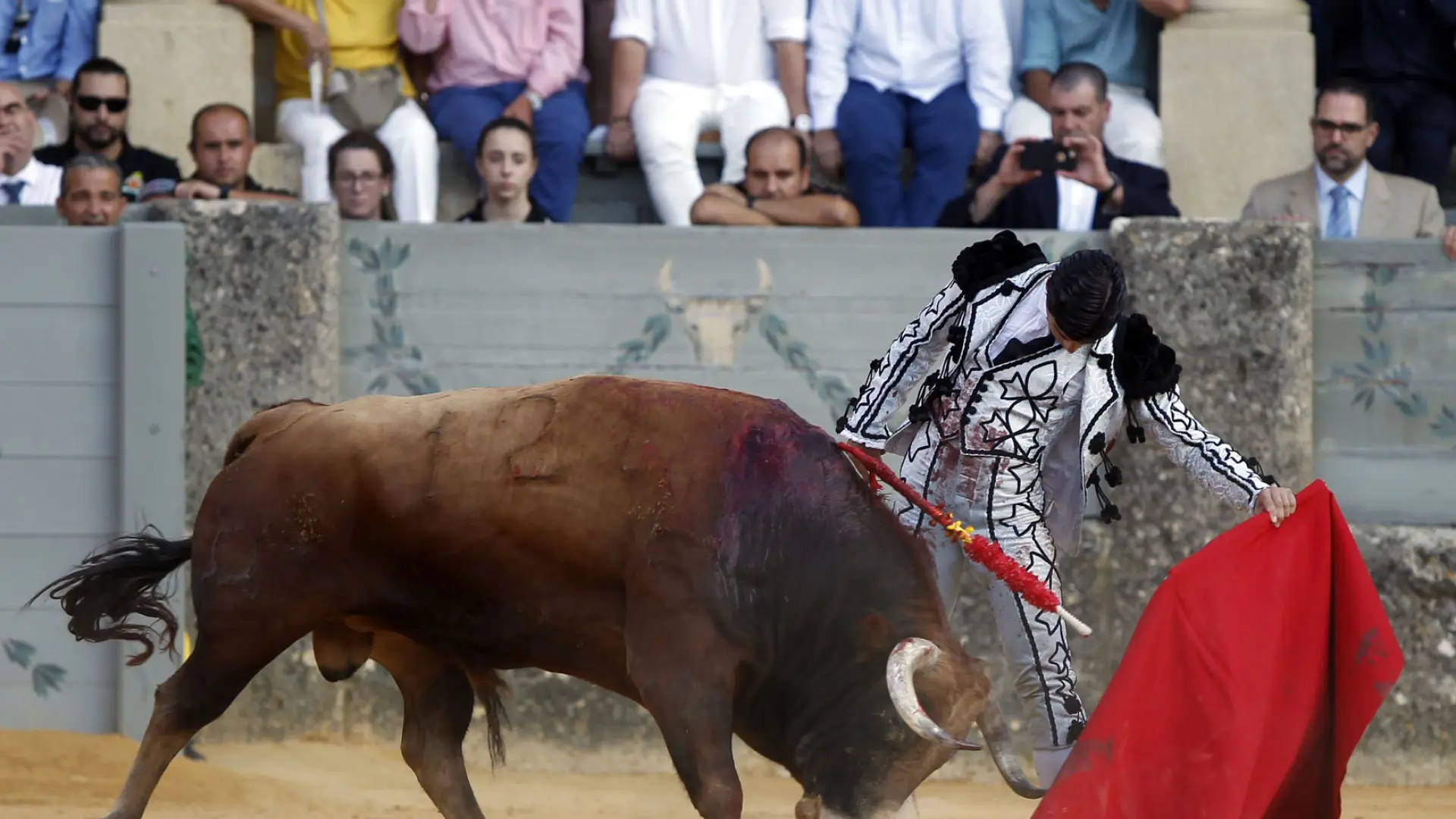 El novillero Sergio Rollón sufre una gravísima cornada en Valdetorres del Jarama thumbnail