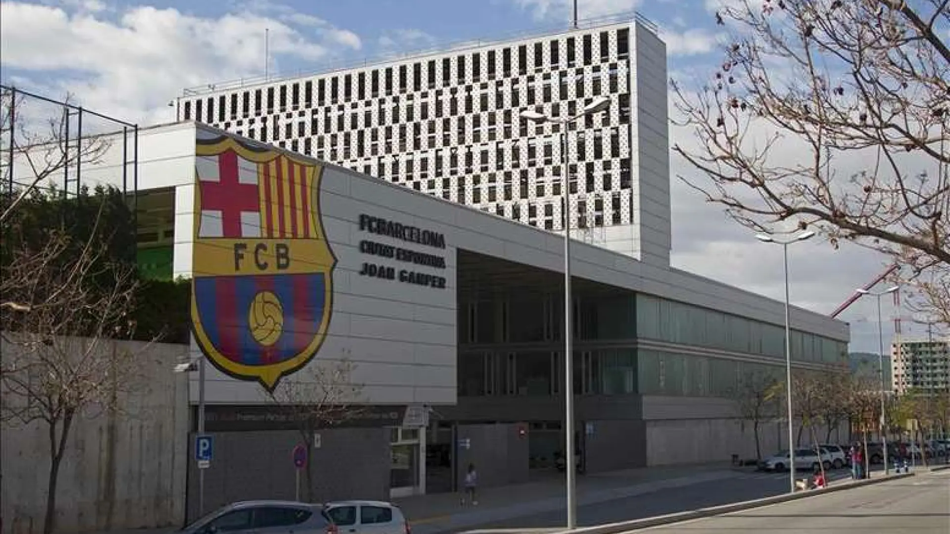 Cae un muro de la Ciudad Deportiva del Barça por el temporal de viento